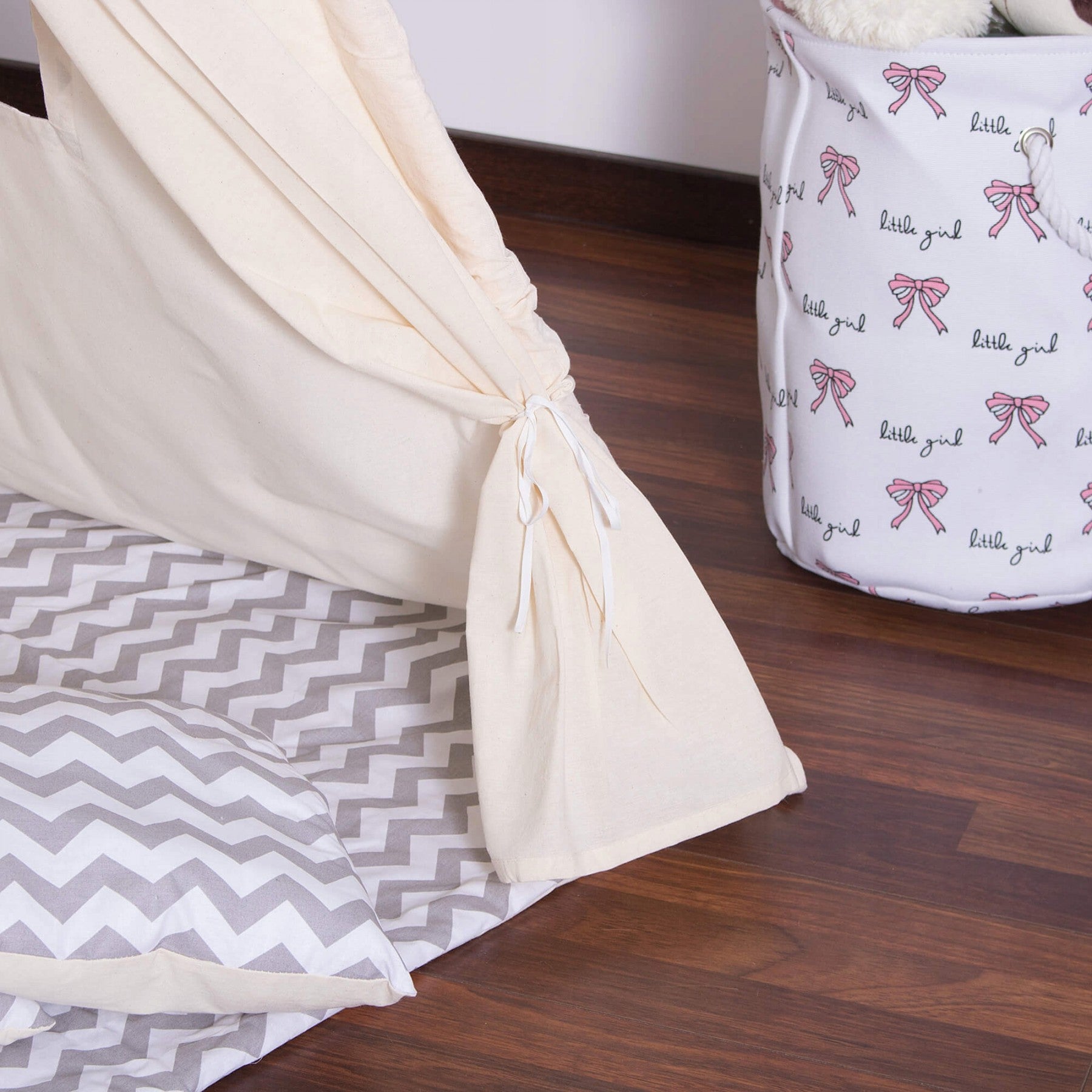 Cort copii Sersimo stil indian Teepee Tent cu fereastra, covoras gros si 2 perne, alb gri deschis zig zag