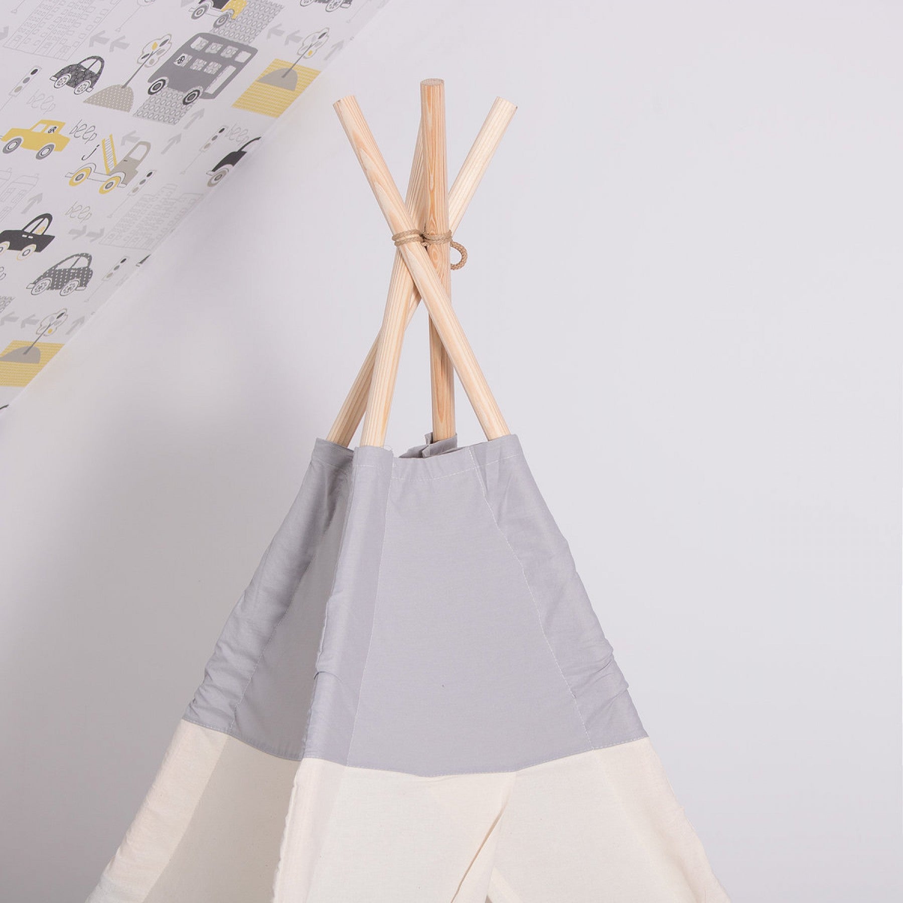 Cort copii Sersimo stil indian Teepee Tent cu fereastra, covoras gros si 2 perne, alb gri monocrom