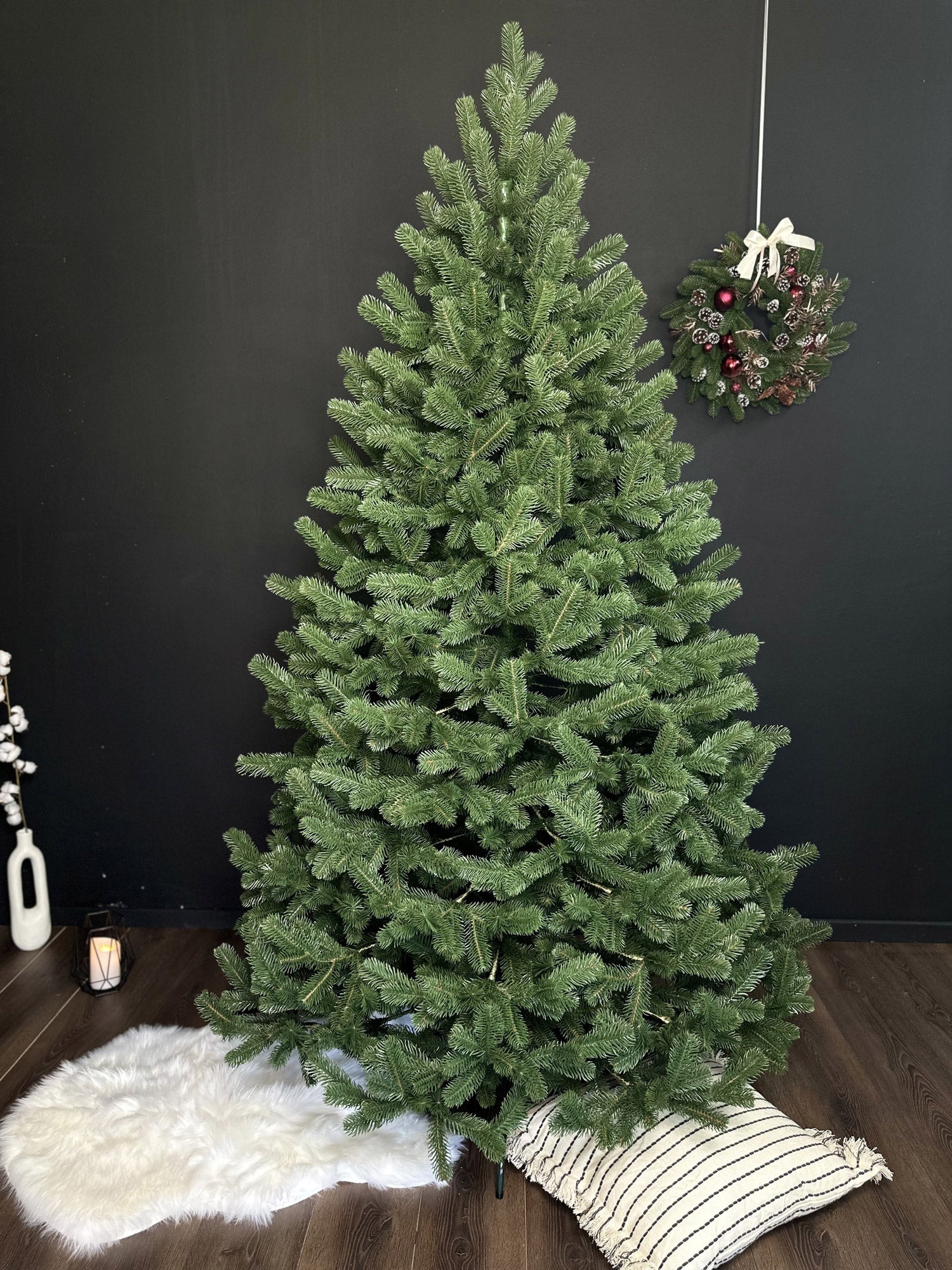 Brad artificial Christmas Deluxe by Sersimo, Kovalivska verde, 3D, 210cm