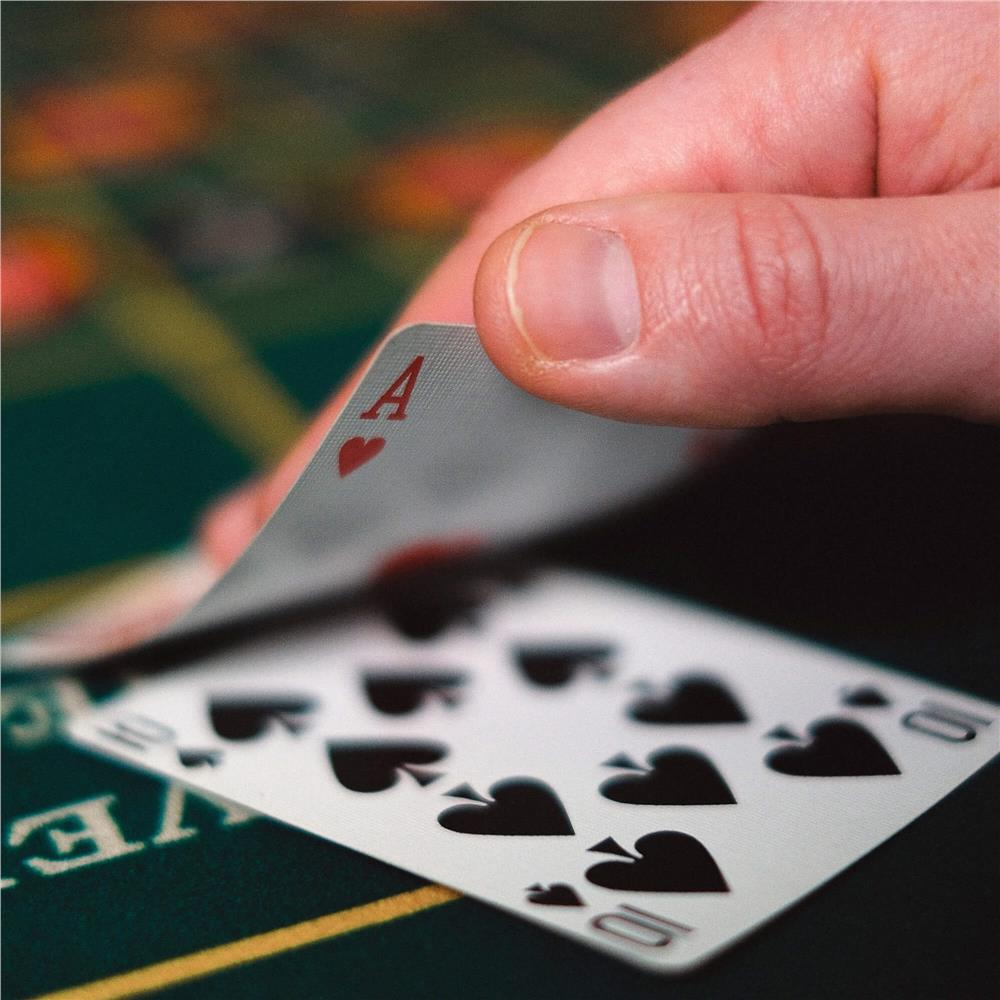 Set de Poker Complex cu 500 de jetoane, covoras verde, 2 seturi de carti, 5 zaruri, in servieta aluminiu