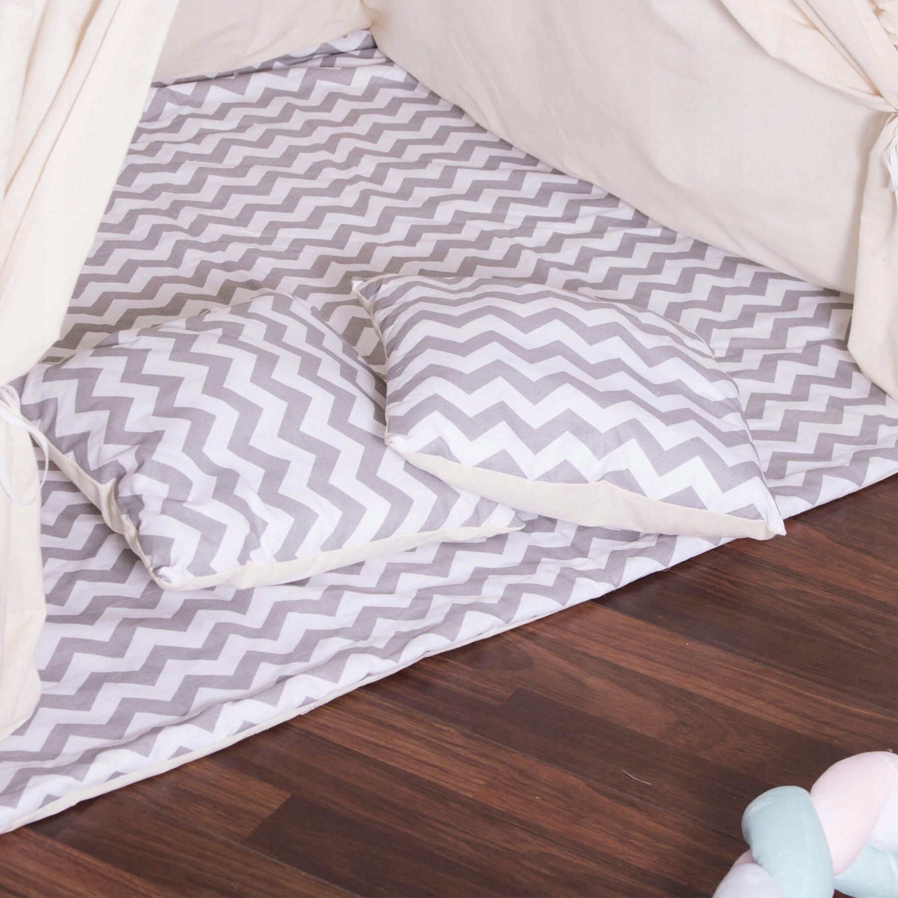Cort copii Sersimo stil indian Teepee Tent cu fereastra, covoras gros si 2 perne, alb gri deschis zig zag