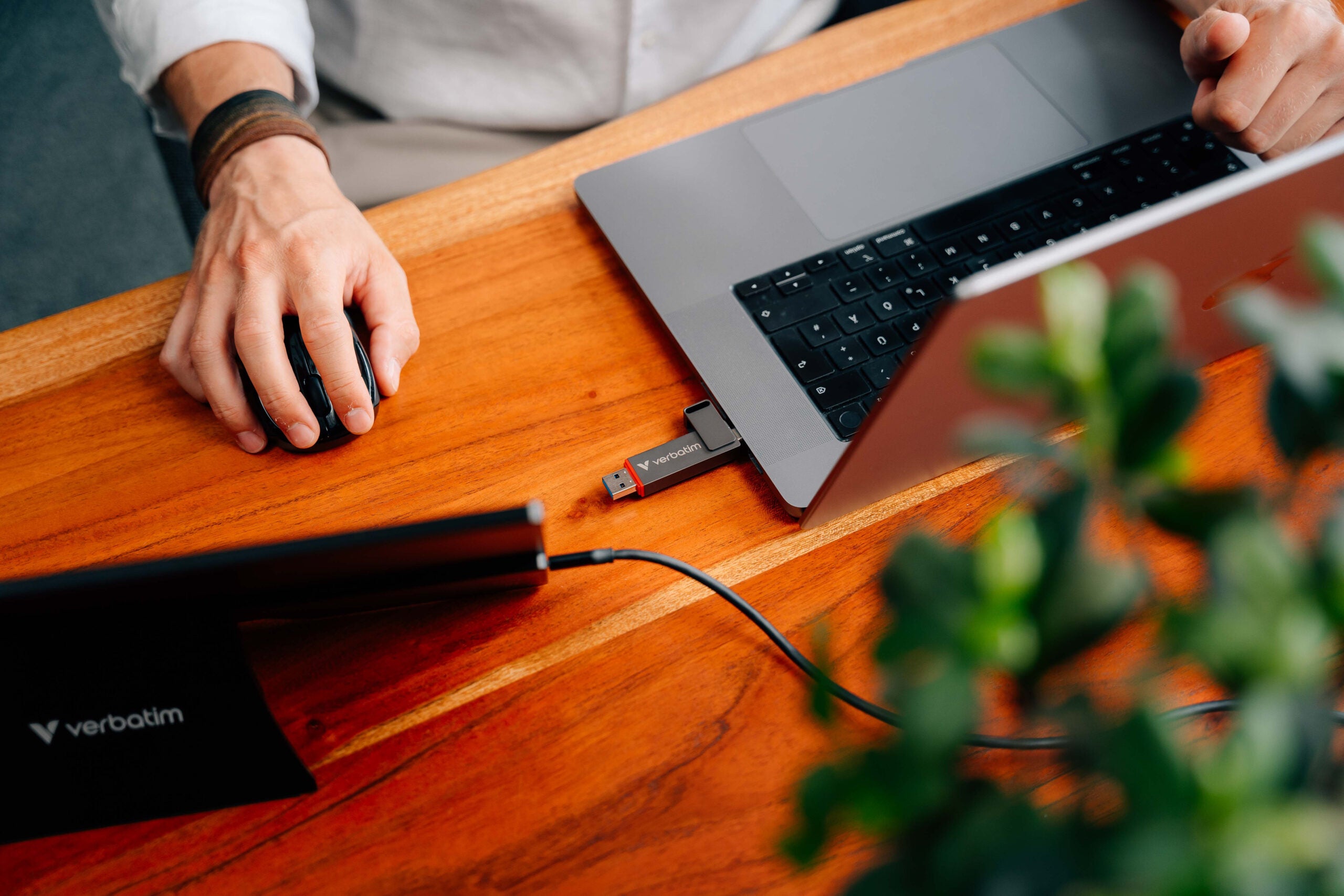 Memorie Verbatim Dual QuickStick. Capacity: 512 GB, Device interface: USB Type-A / USB Type-C, USB version: 3.2 Gen 1 (3.1 Gen 1), Read speed: 550 MB/s, Write speed: 500 MB/s. "32042"