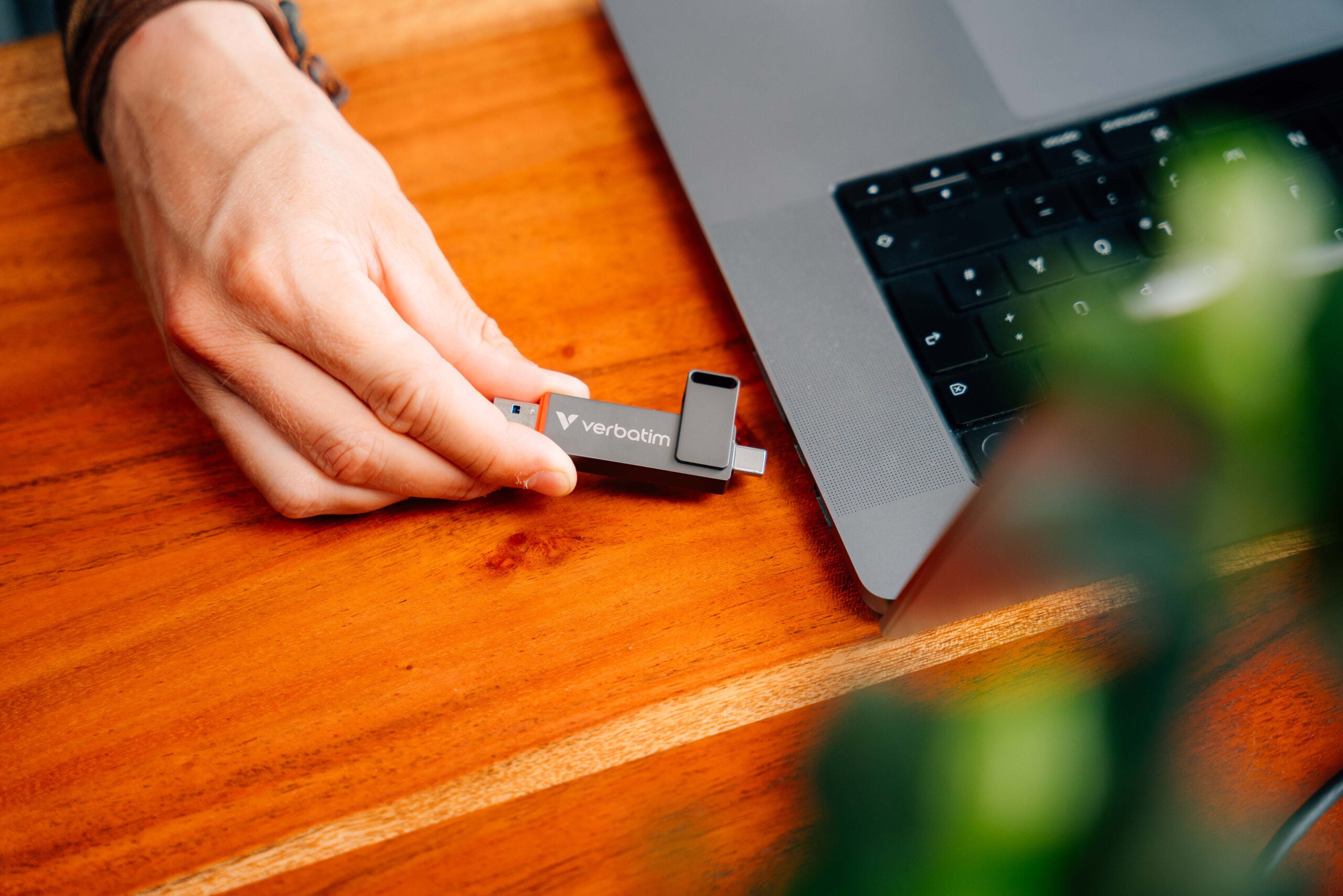 Memorie Verbatim Dual QuickStick. Capacity: 512 GB, Device interface: USB Type-A / USB Type-C, USB version: 3.2 Gen 1 (3.1 Gen 1), Read speed: 550 MB/s, Write speed: 500 MB/s. "32042"