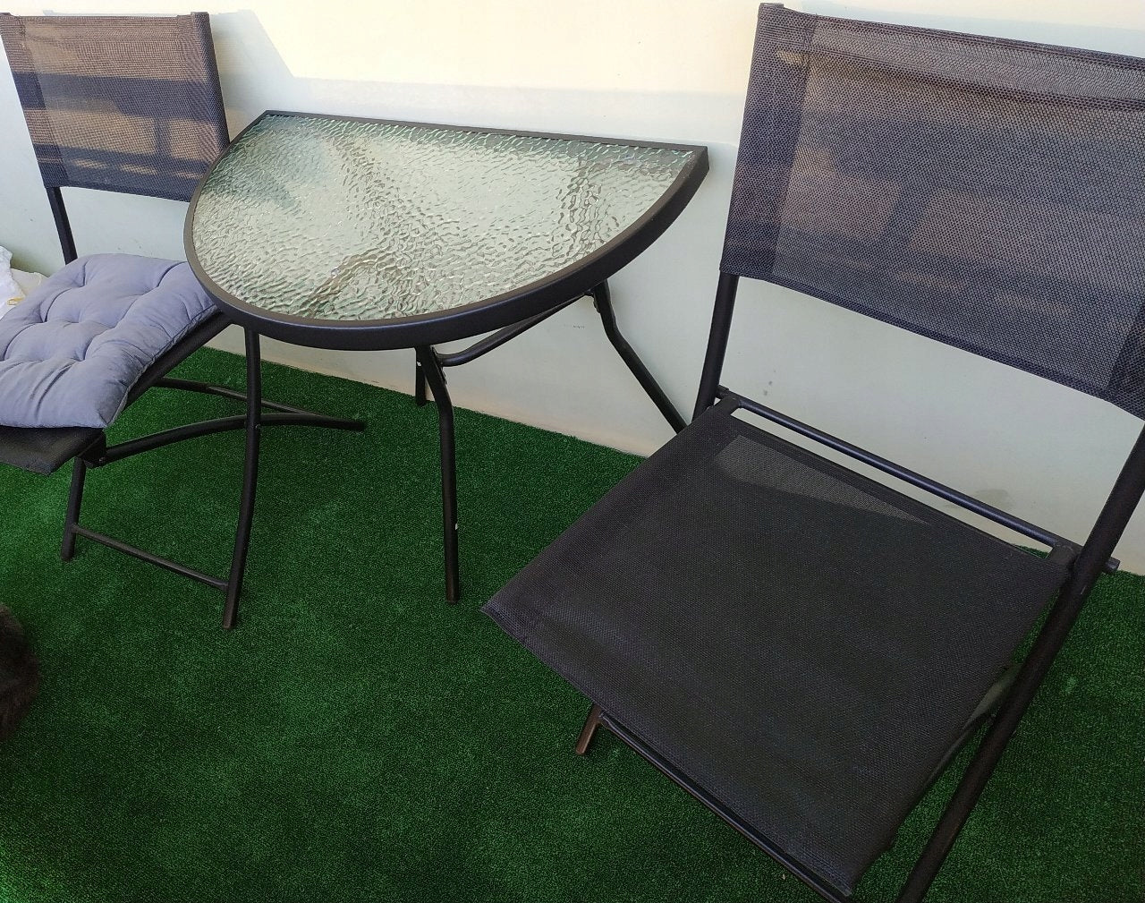 Set mobilier gradina sau balcon, masa semirotund sticla cu 2 scaune pliabile, gri