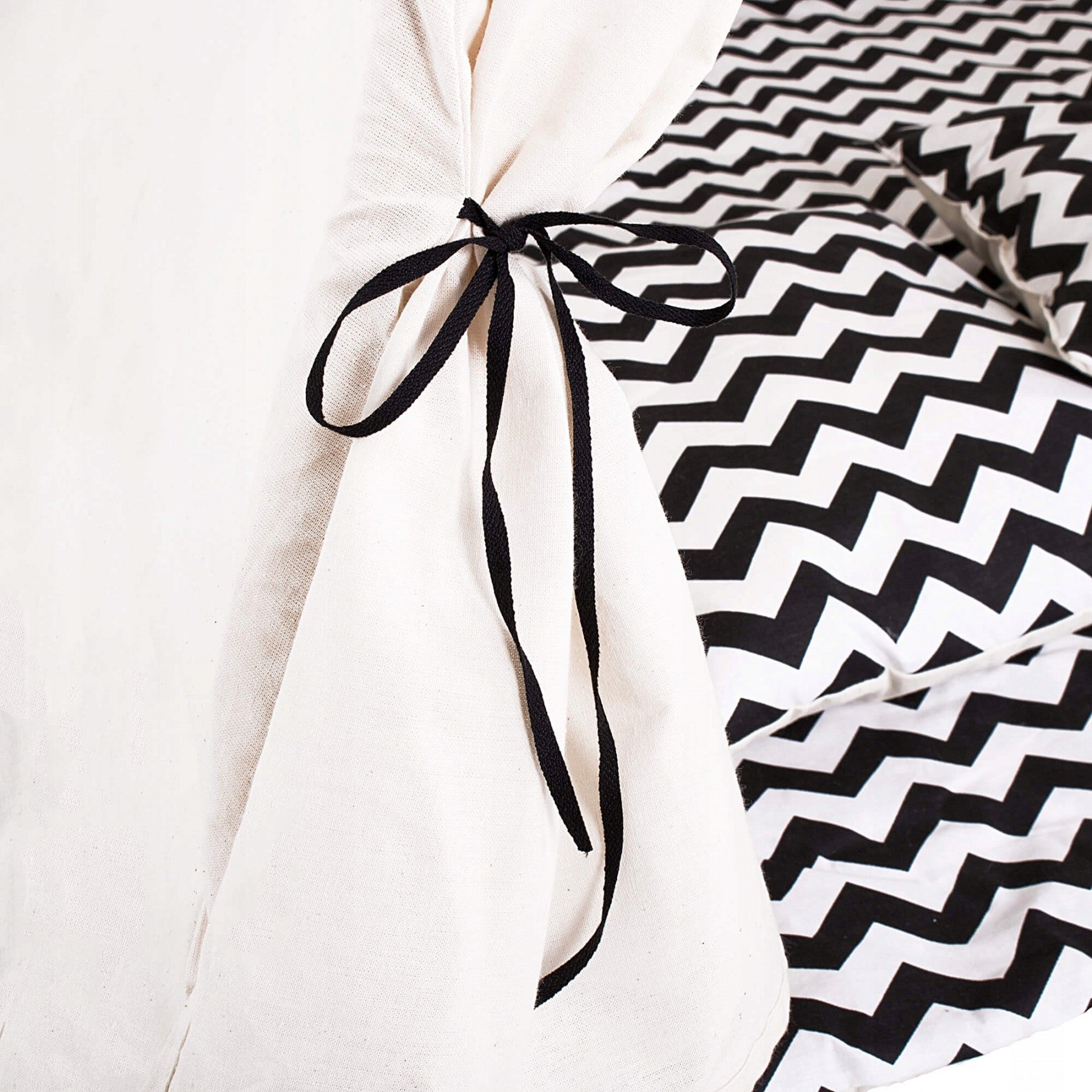Cort copii Sersimo stil indian Teepee Tent cu fereastra, covoras gros si 2 perne, alb negru zig zag