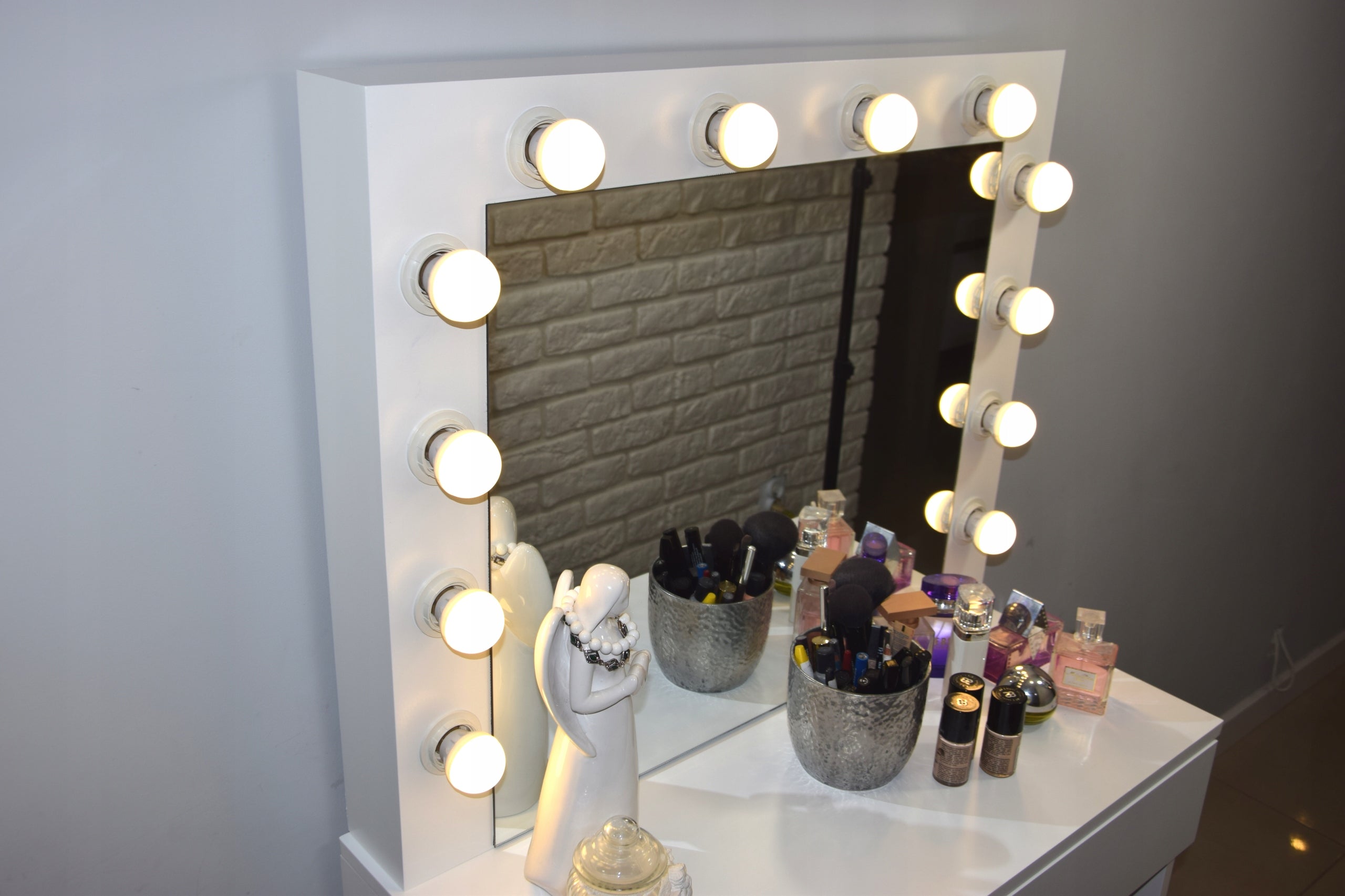 Masa de toaleta si machiaj Hollywood, alba, cu oglinda si 12 LED-uri, 80x40x140 cm