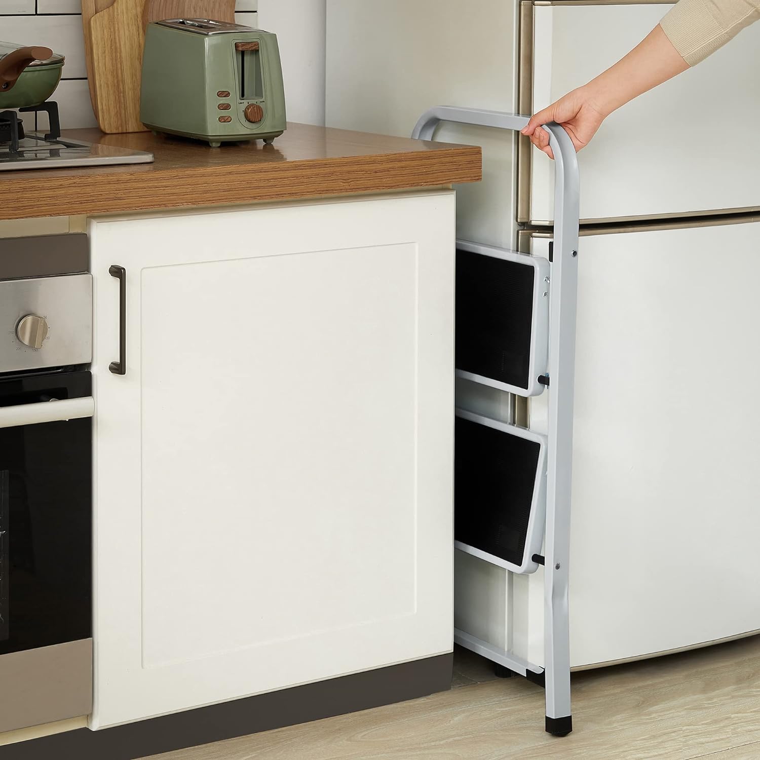 SONGMICS Scara pliabila cu 2 trepte, cauciuc antiderapant, sarcina 150 kg, otel, 45x55x82cm, alb si negru
