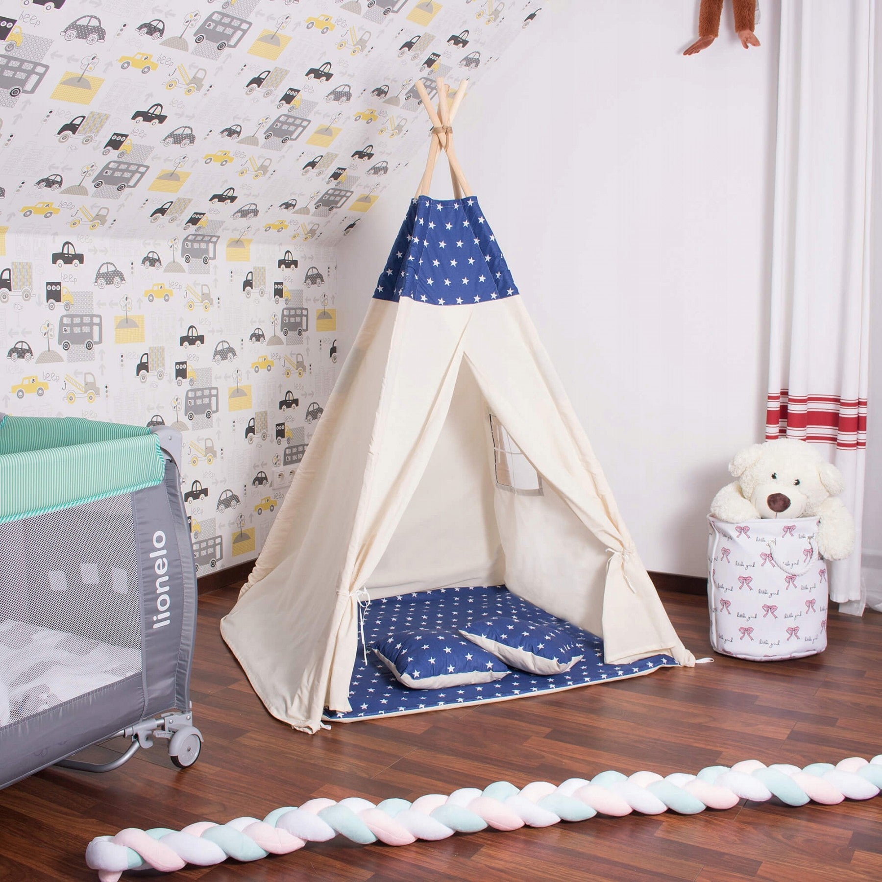 Cort copii Sersimo stil indian Teepee Tent cu fereastra, covoras gros si 2 perne, alb albastru inchis cu stelute