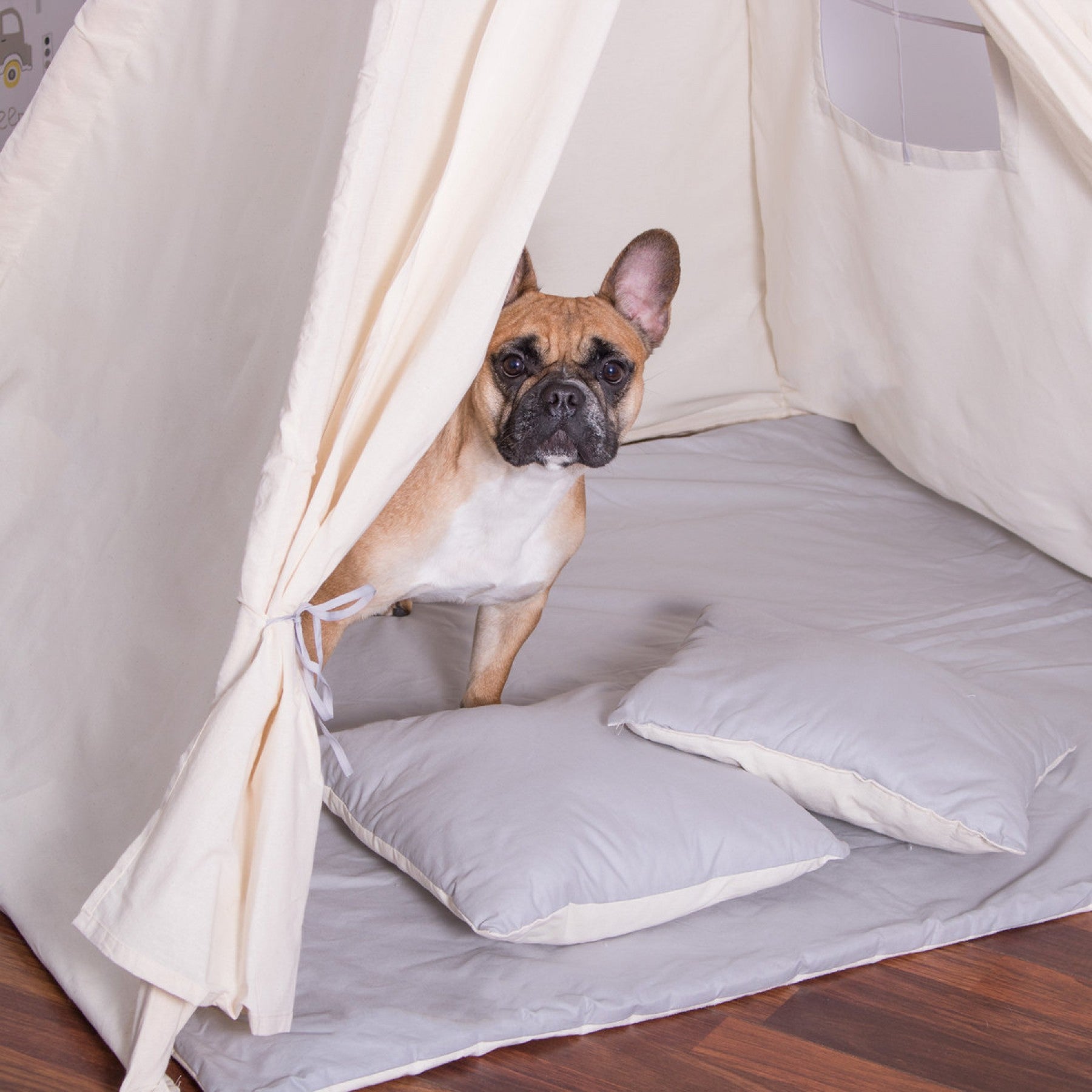 Cort copii Sersimo stil indian Teepee Tent cu fereastra, covoras gros si 2 perne, alb gri monocrom