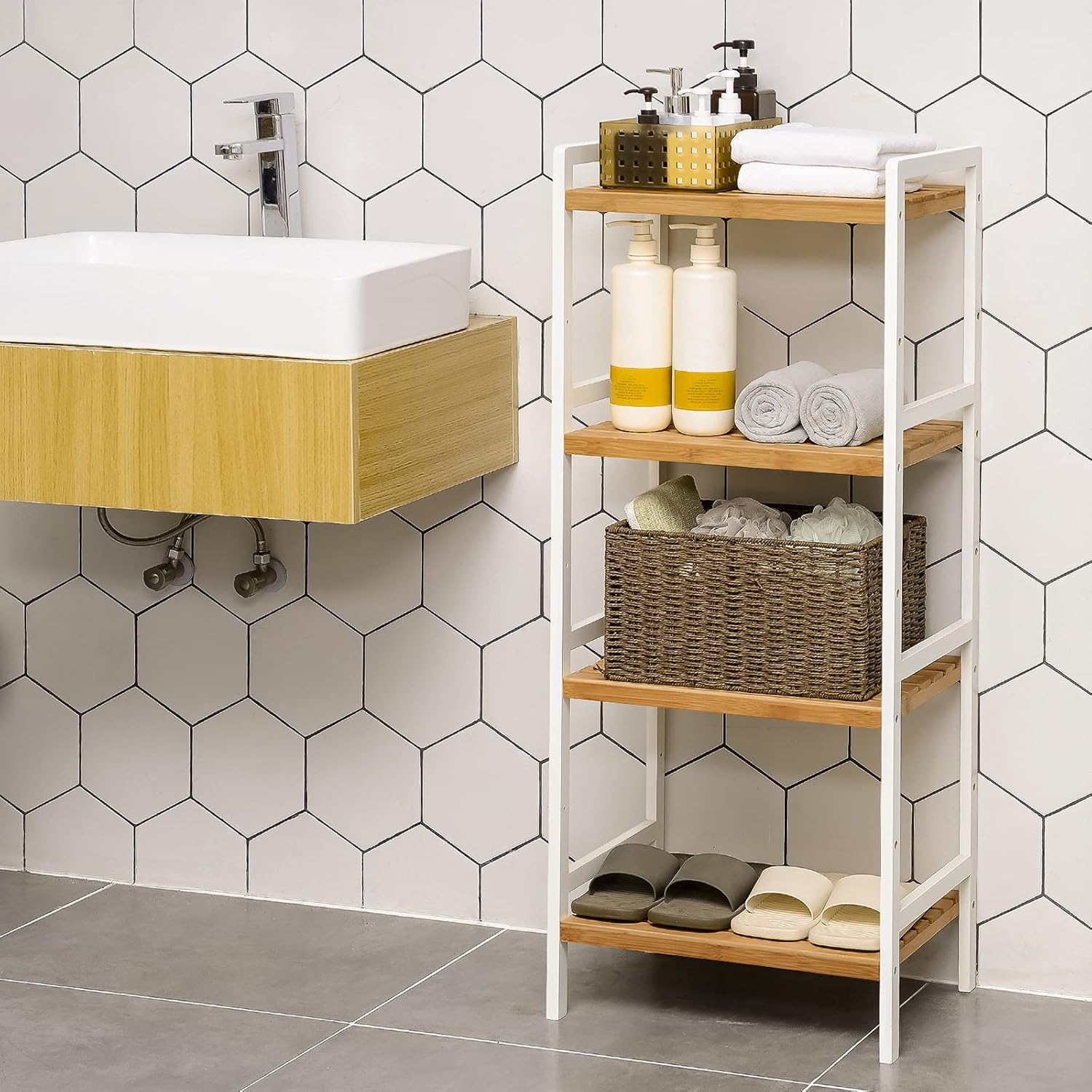 SONGMICS Raft din bambus cu 4 nivele reglabile, pentru bucatarie sau baie, 32x45x111 cm, alb si maro