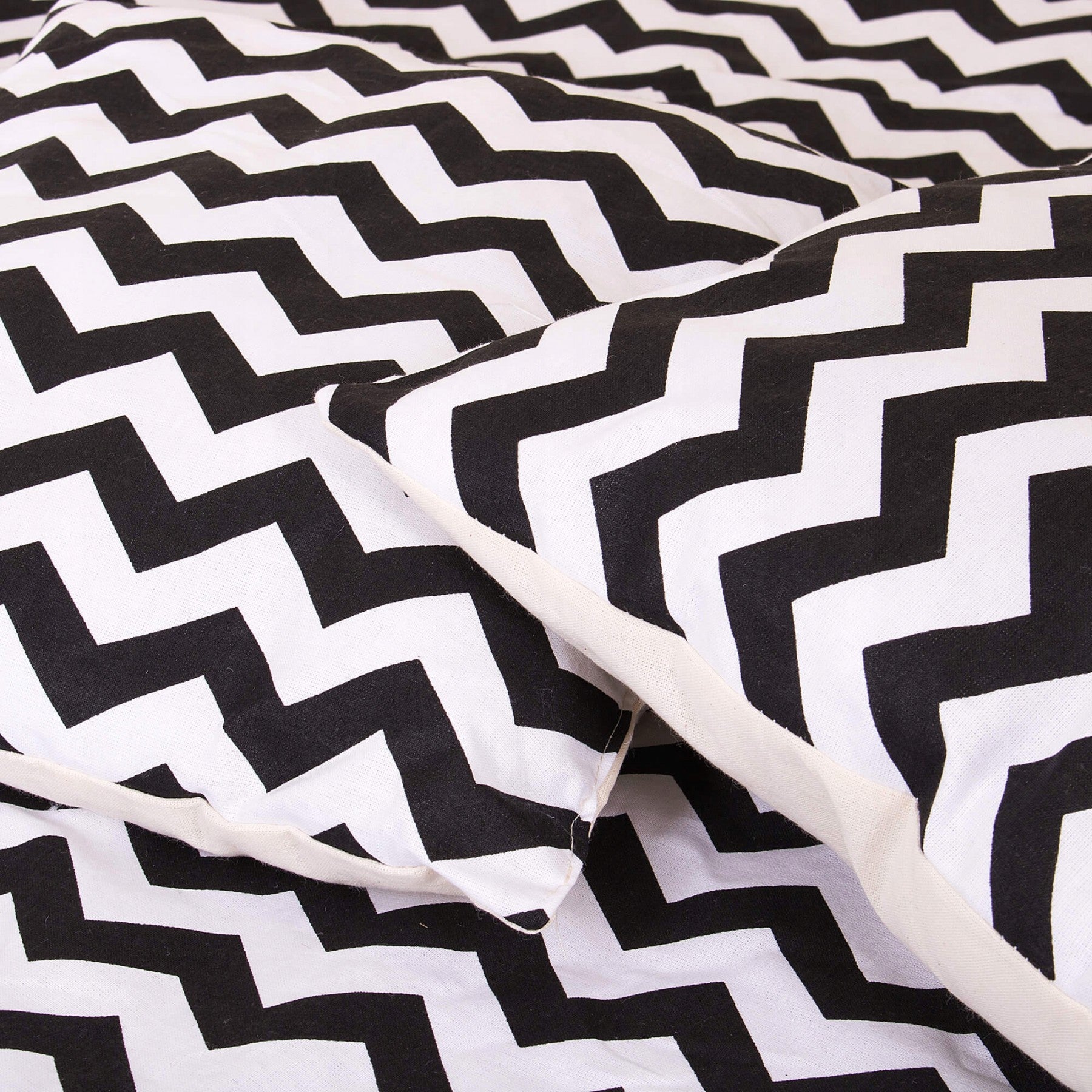 Cort copii Sersimo stil indian Teepee Tent cu fereastra, covoras gros si 2 perne, alb negru zig zag