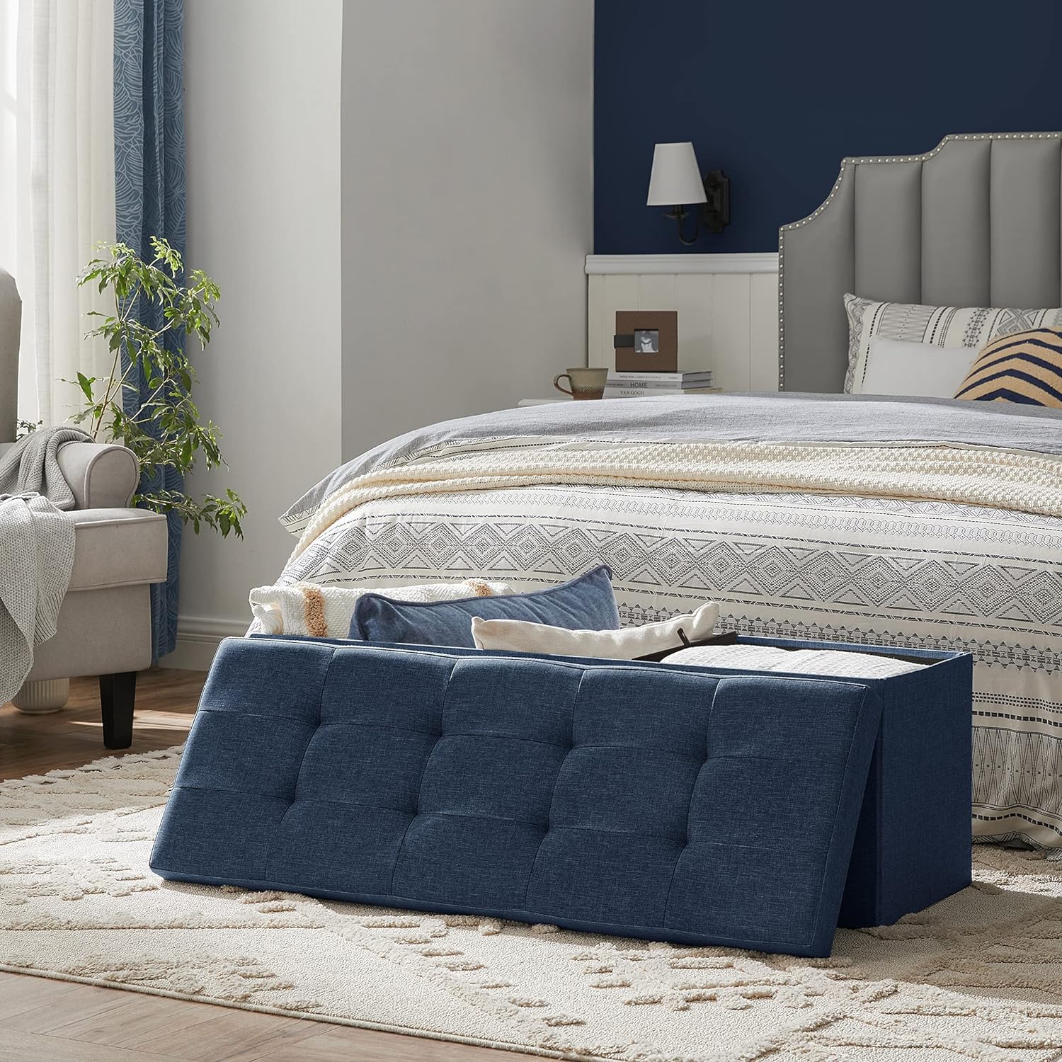 Taburet pliabil cu sezut moale, spatiu de depozitare 131litri, maxim 300kg, 110x38x38cm, albastru inchis