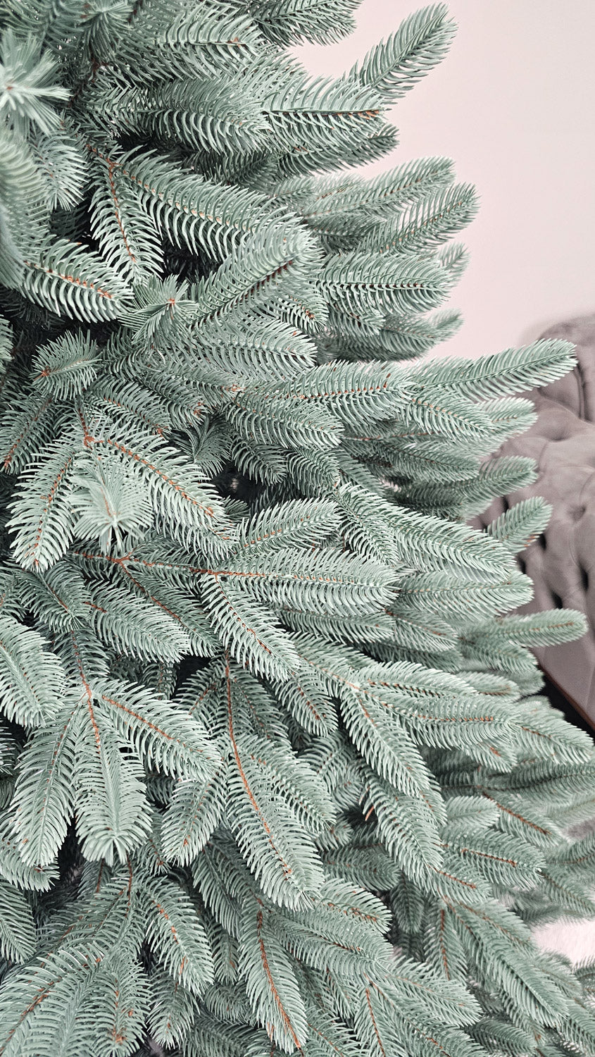 Brad artificial Christmas Deluxe by Sersimo, Laponia Select argintiu, integral 3D, 210cm