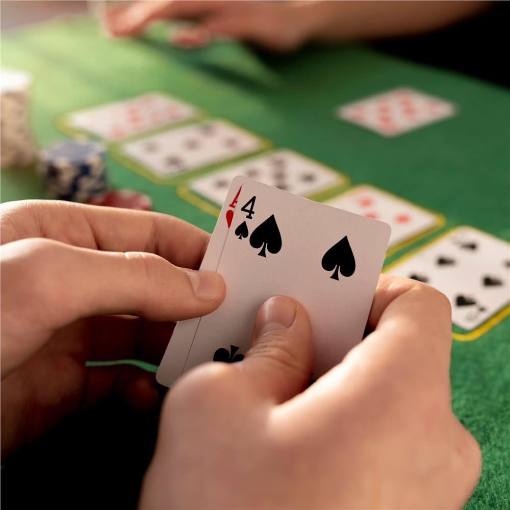 Set de Poker Complex cu 300 de jetoane, 2 seturi de carti, 5 zaruri, in servieta aluminiu