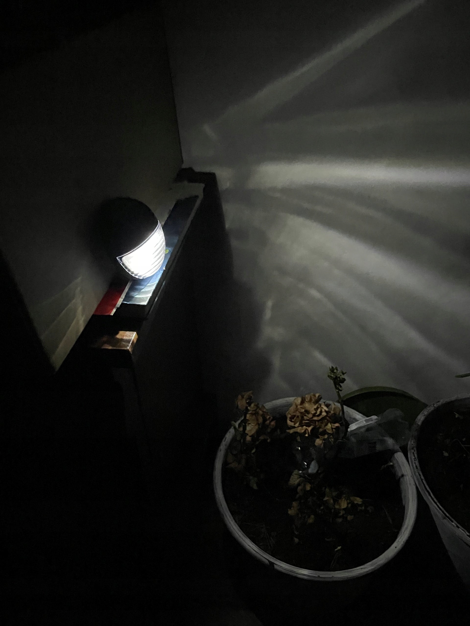 Lampa solara LED de perete, IP44 pentru exterior, autonomie 12 ore, neagra