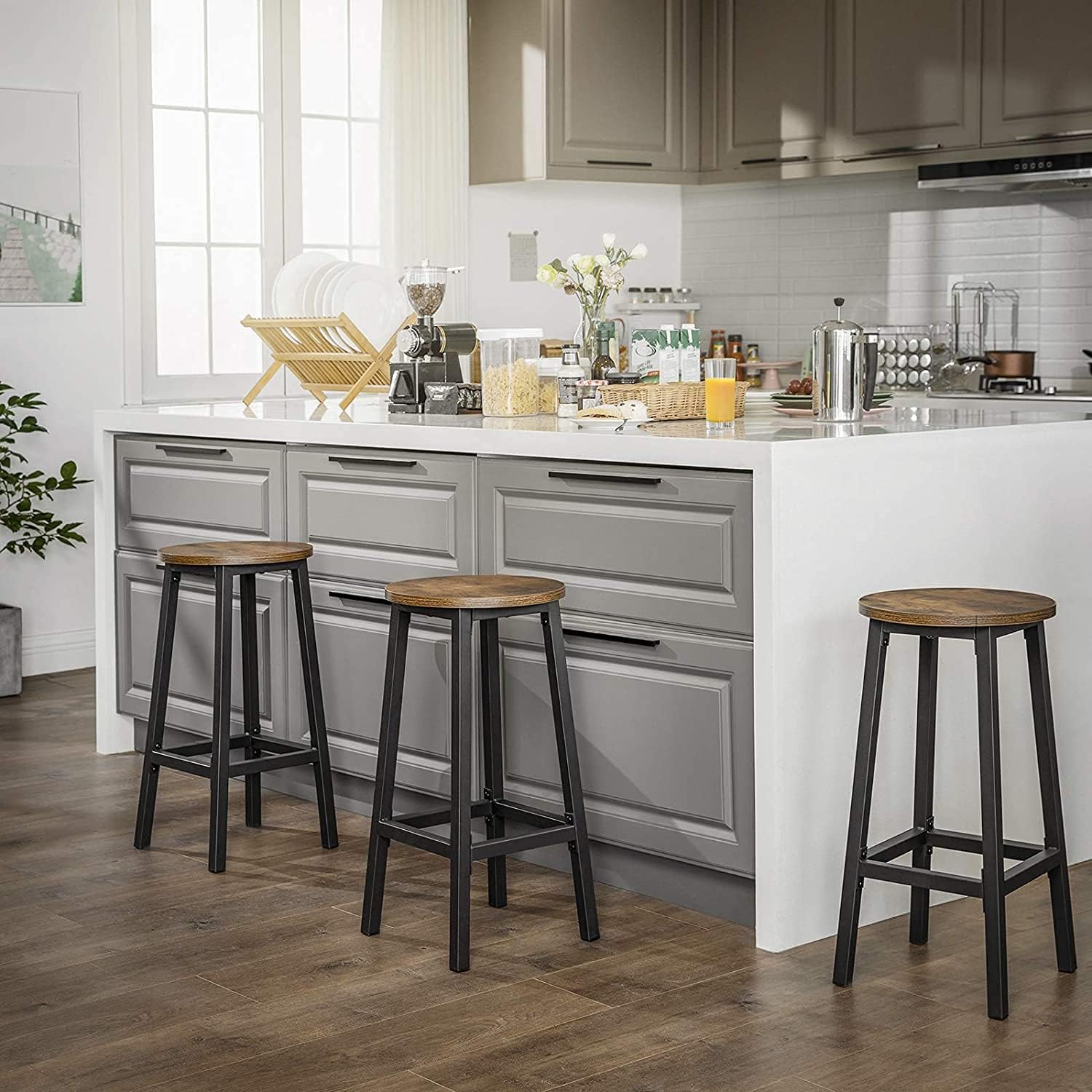 VASAGLE Set 2 scaune bar inalte, sezut rotund, cadru din otel, inaltime 65 cm, stil industrial, maro rustic si negru