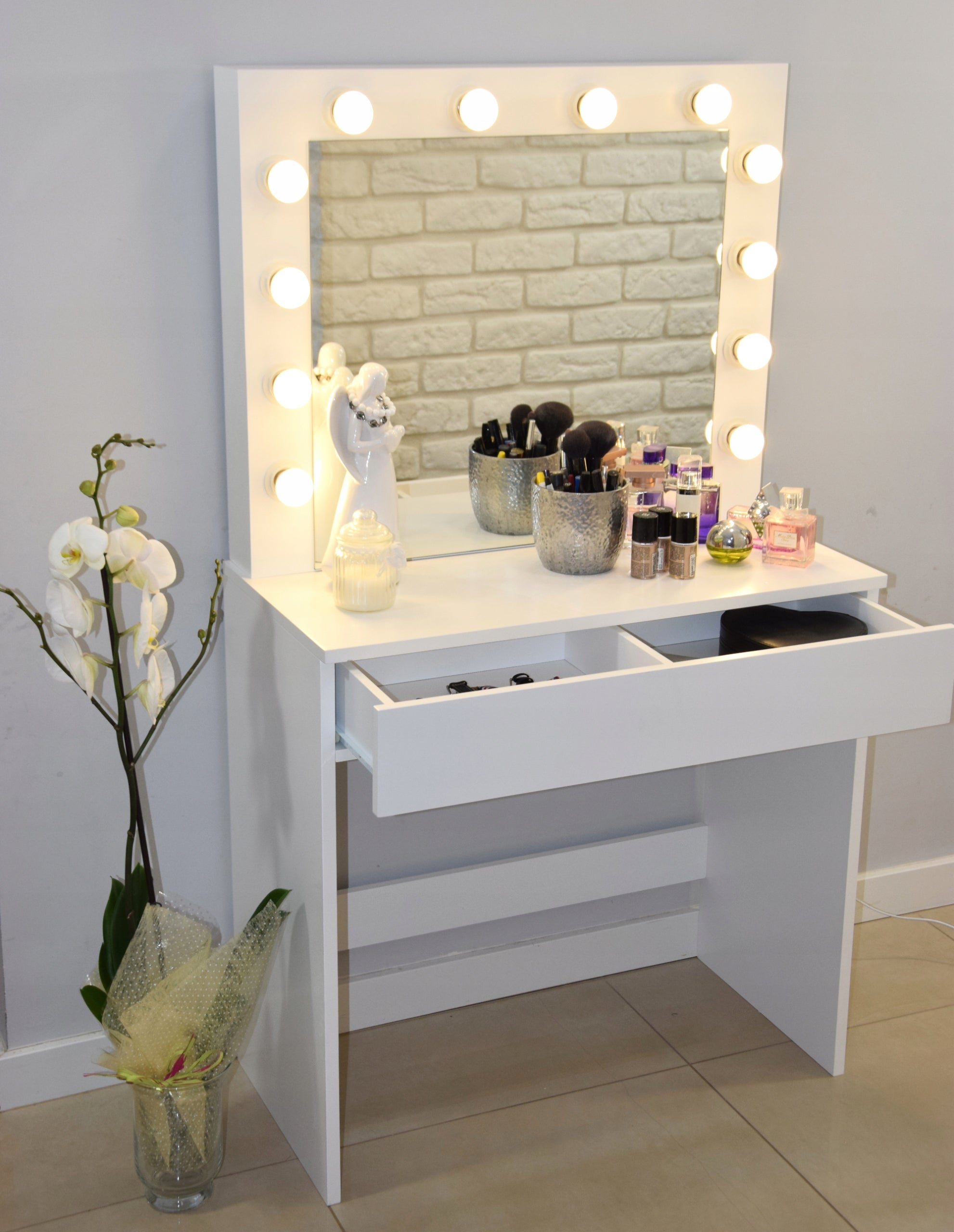 Masa de toaleta si machiaj Hollywood, alba, cu oglinda si 12 LED-uri, 80x40x140 cm