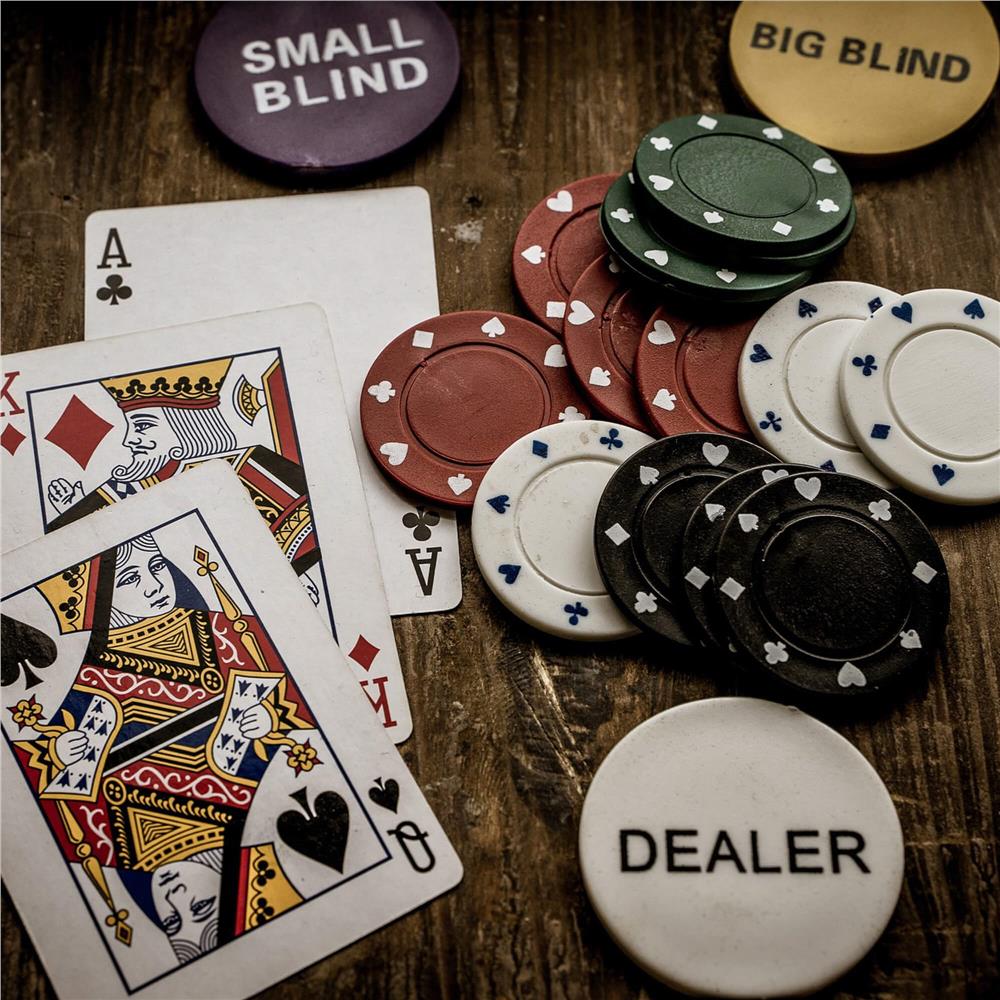Set de Poker Complex cu 300 de jetoane, 2 seturi de carti, 5 zaruri, in servieta aluminiu