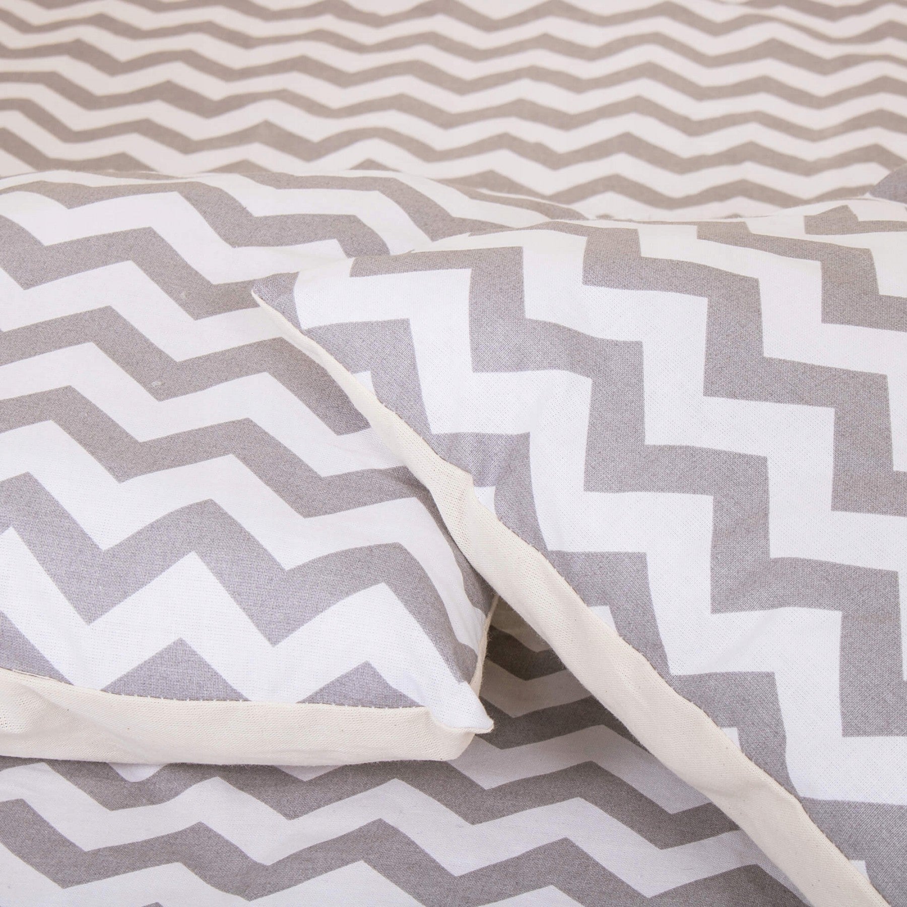 Cort copii Sersimo stil indian Teepee Tent cu fereastra, covoras gros si 2 perne, alb gri deschis zig zag