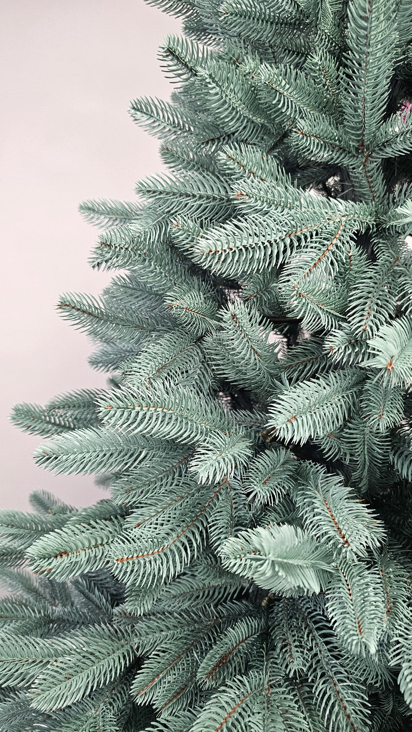 Brad artificial Christmas Deluxe by Sersimo, Laponia Select argintiu, integral 3D, 210cm