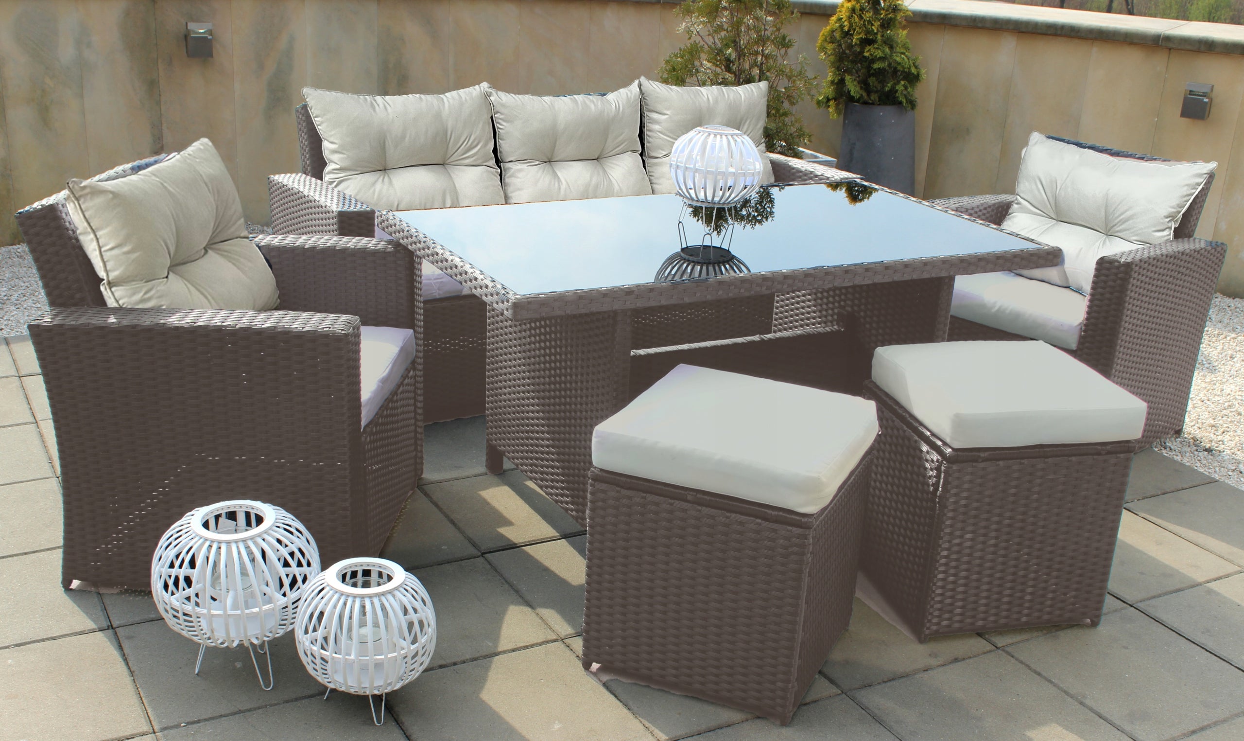 Set mobilier gradina 7 piese, canapea 3 locuri, 2 fotolii, 2 tabureti si masa cu blat de sticla, ratan PE, maro si bej