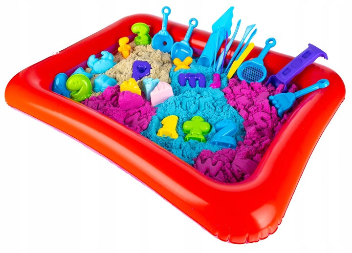 Set nisip kinetic XXL pentru copii cu 4.5kg nisip colorat, 75 forme, tavita gonflabila 55x41x7 cm