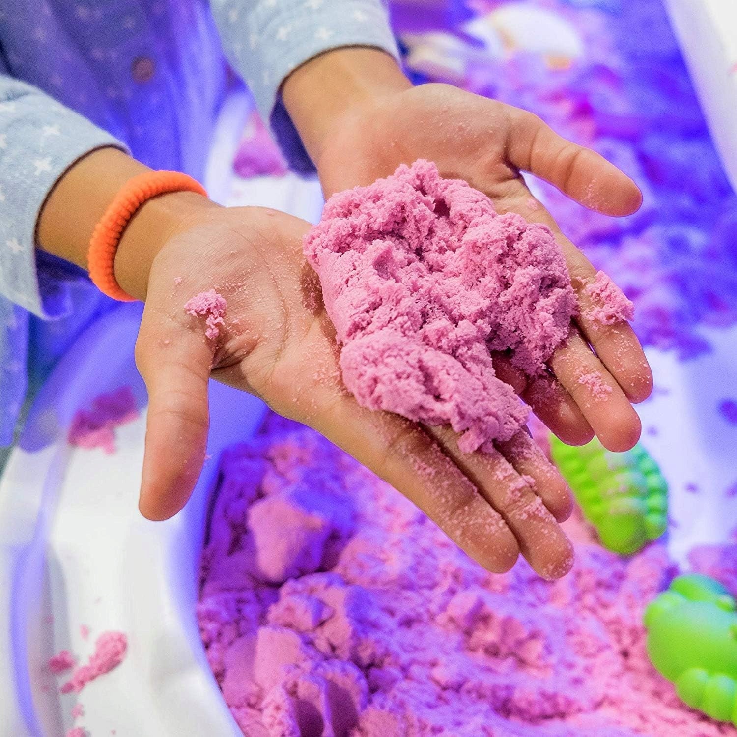 Set nisip kinetic XXL pentru copii cu 4.5kg nisip colorat, 75 forme, tavita gonflabila 55x41x7 cm - 7