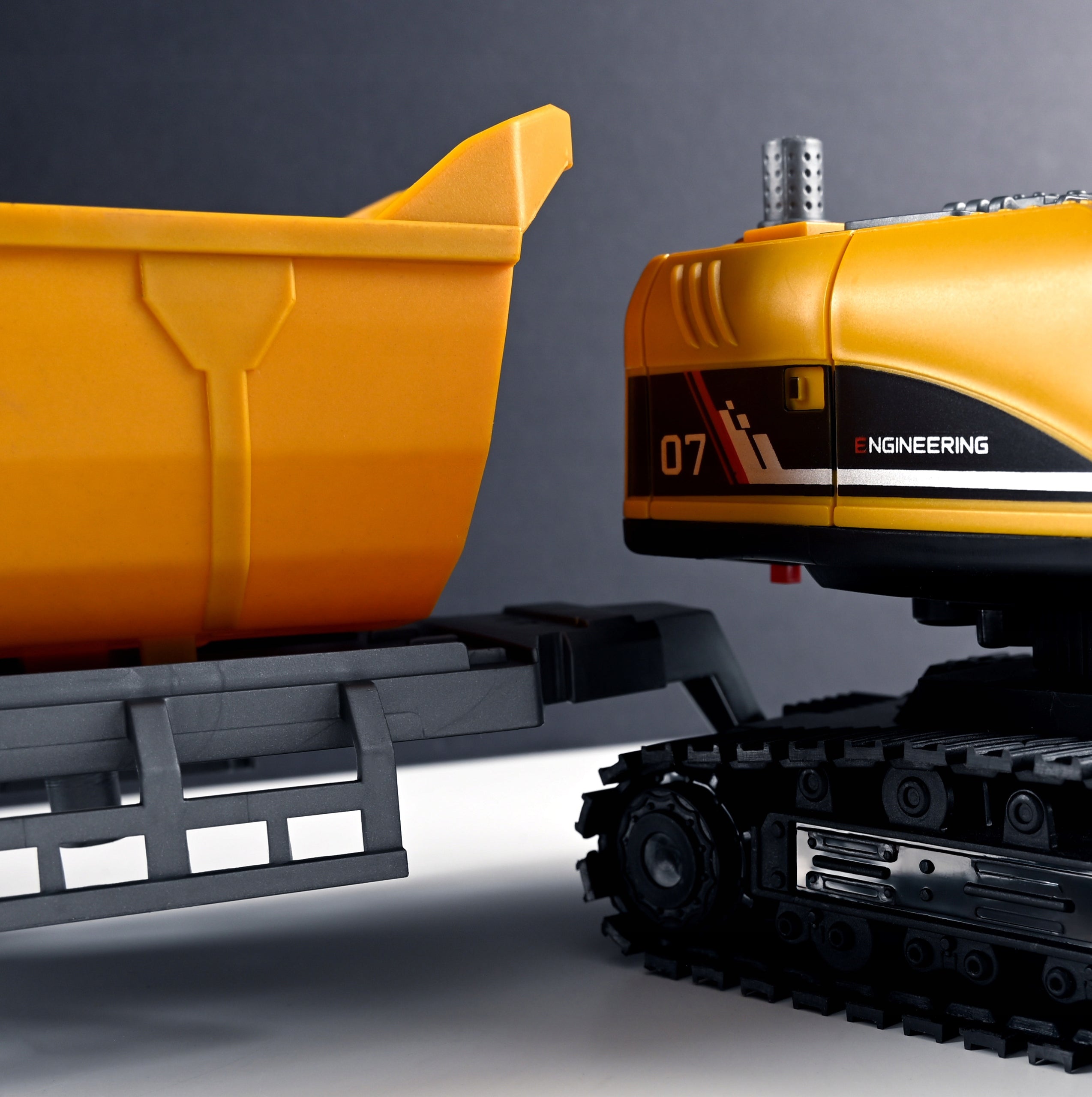 Set utilaje construction RC cu excavator si basculanta, lumini si abur, telecomanda, 3 accesorii incluse