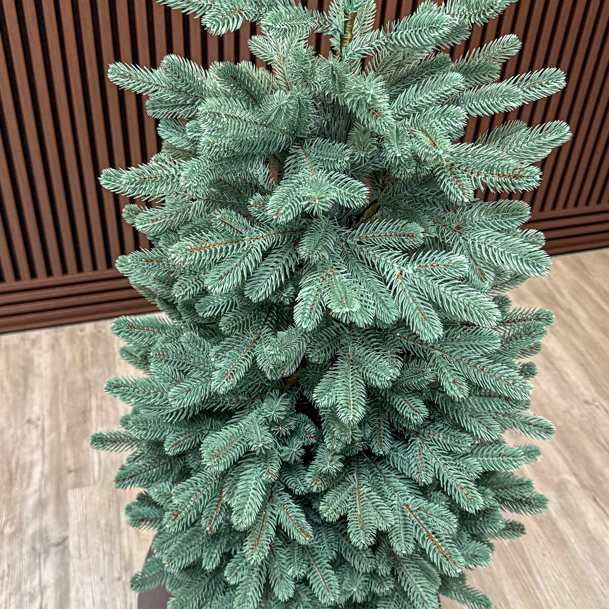 Brad artificial Christmas Deluxe by Sersimo, Viena Elite argintiu in ghiveci, 3D, 110 cm