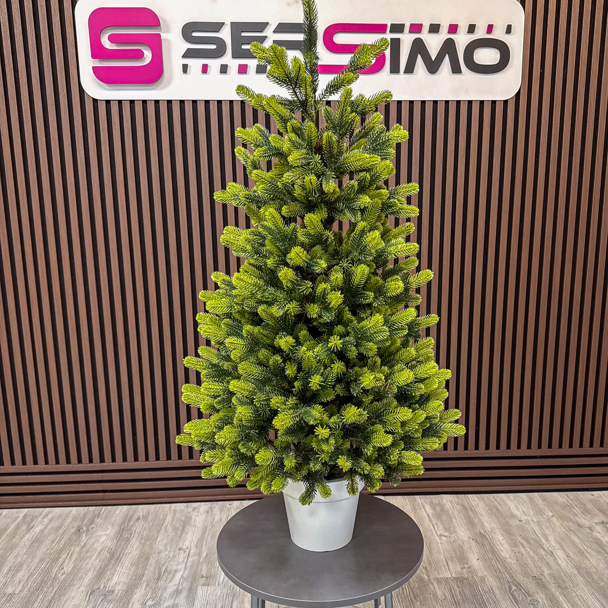 Brad artificial Christmas Deluxe by Sersimo, Viena Elite Spring in ghiveci, 3D, 110 cm