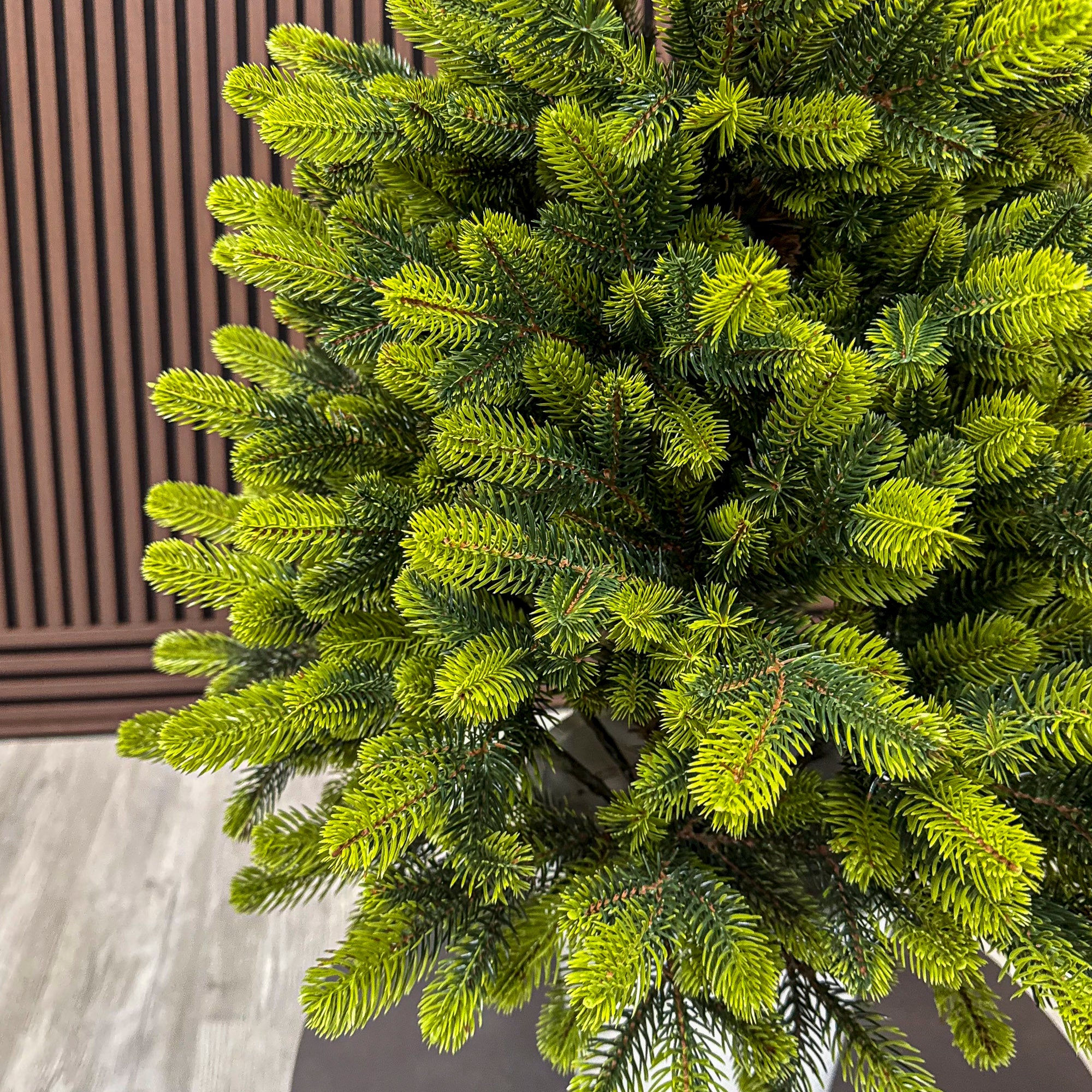 Brad artificial Christmas Deluxe by Sersimo, Viena Elite Spring in ghiveci, 3D, 110 cm