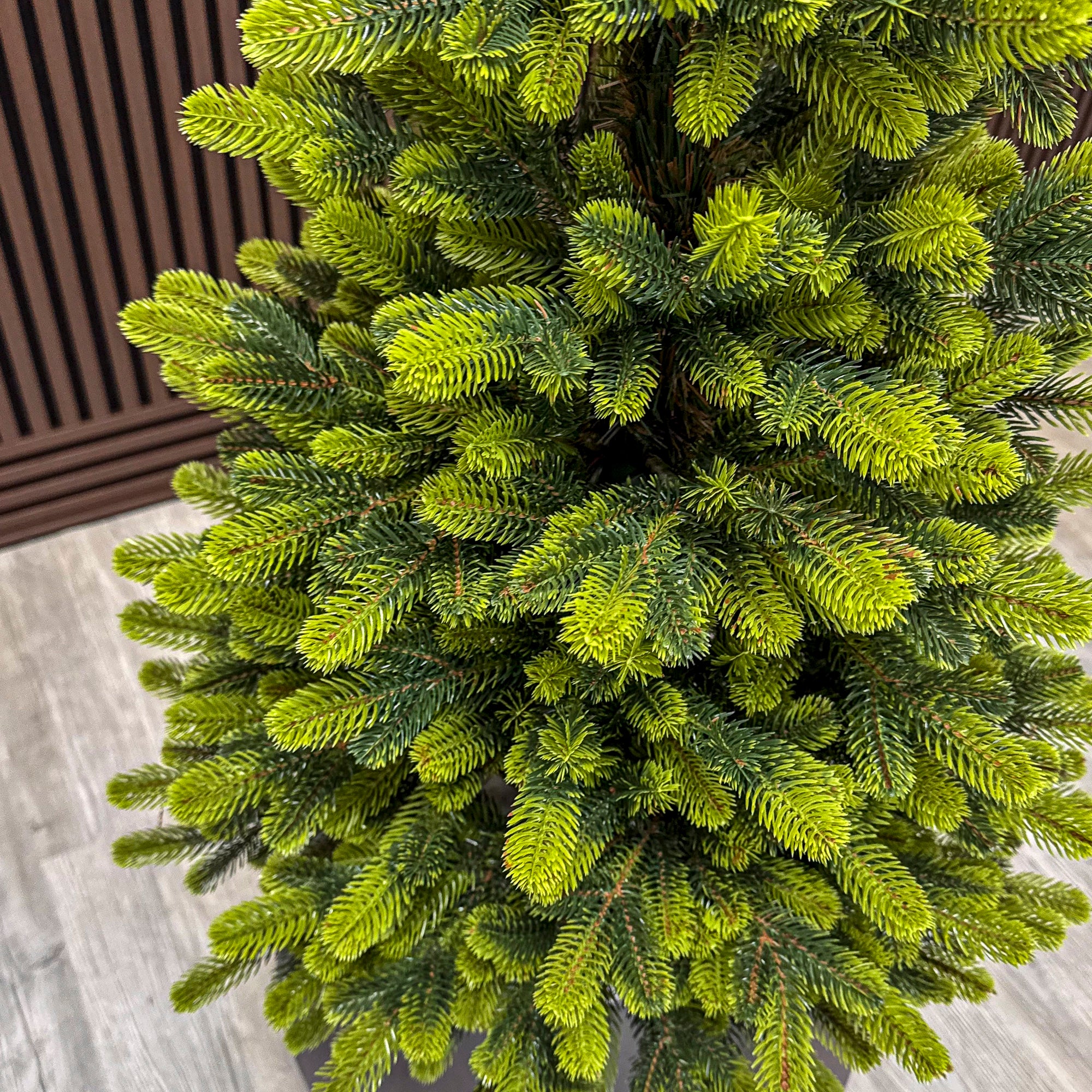 Brad artificial Christmas Deluxe by Sersimo, Viena Elite Spring in ghiveci, 3D, 110 cm