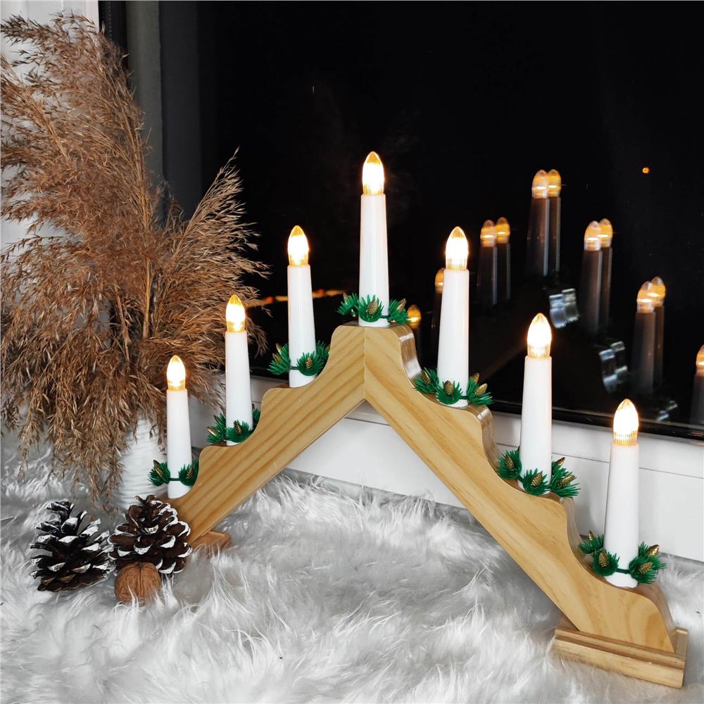Sfesnic decorativ LED cu 7 lumanari si coronite verzi, alimentare baterii, 40x31 cm, maro si alb