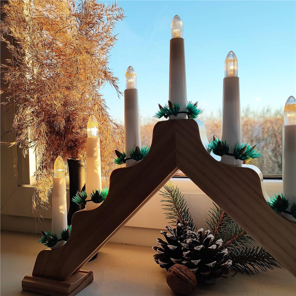 Sfesnic decorativ LED cu 7 lumanari si coronite verzi, alimentare baterii, 40x31 cm, maro si alb
