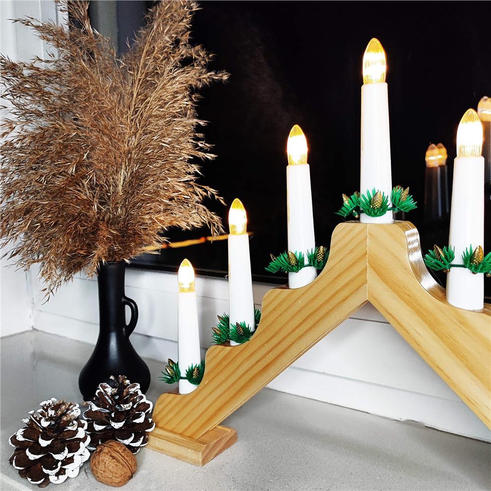 Sfesnic decorativ LED cu 7 lumanari si coronite verzi, alimentare baterii, 40x31 cm, maro si alb