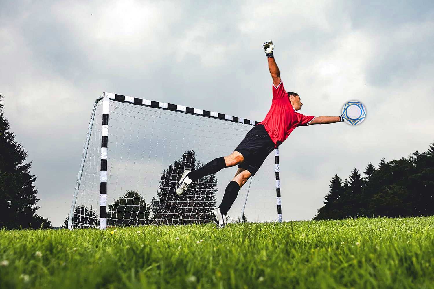 Poarta de fotbal 300x200 cm, structura metalica solida profil 6x3 cm, include plasa, ancore fixare, minge de fotbal