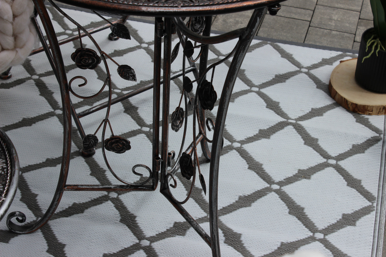 Set mobilier gradina metalic Madison, masa 60x60x70 cm si 2 scaune 40x40x94 cm, stil vintage, bronz