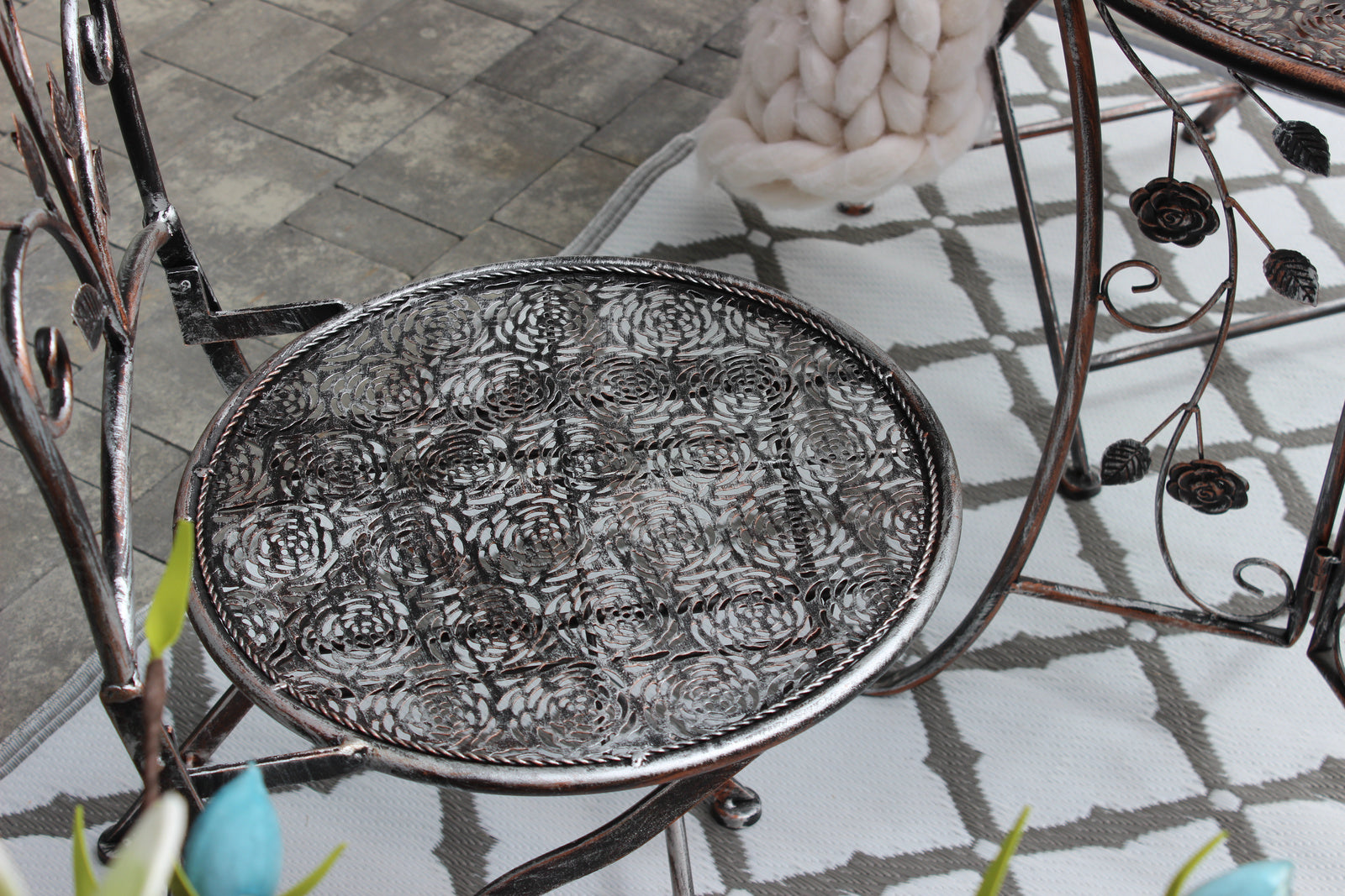 Set mobilier gradina metalic Madison, masa 60x60x70 cm si 2 scaune 40x40x94 cm, stil vintage, bronz