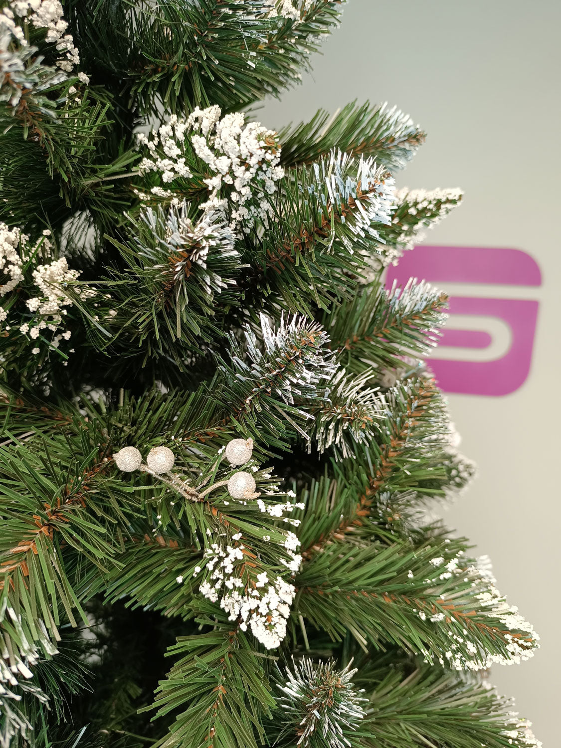 Brad artificial Christmas Deluxe by Sersimo, Crystal nins cu merisoare, 2D, 250cm