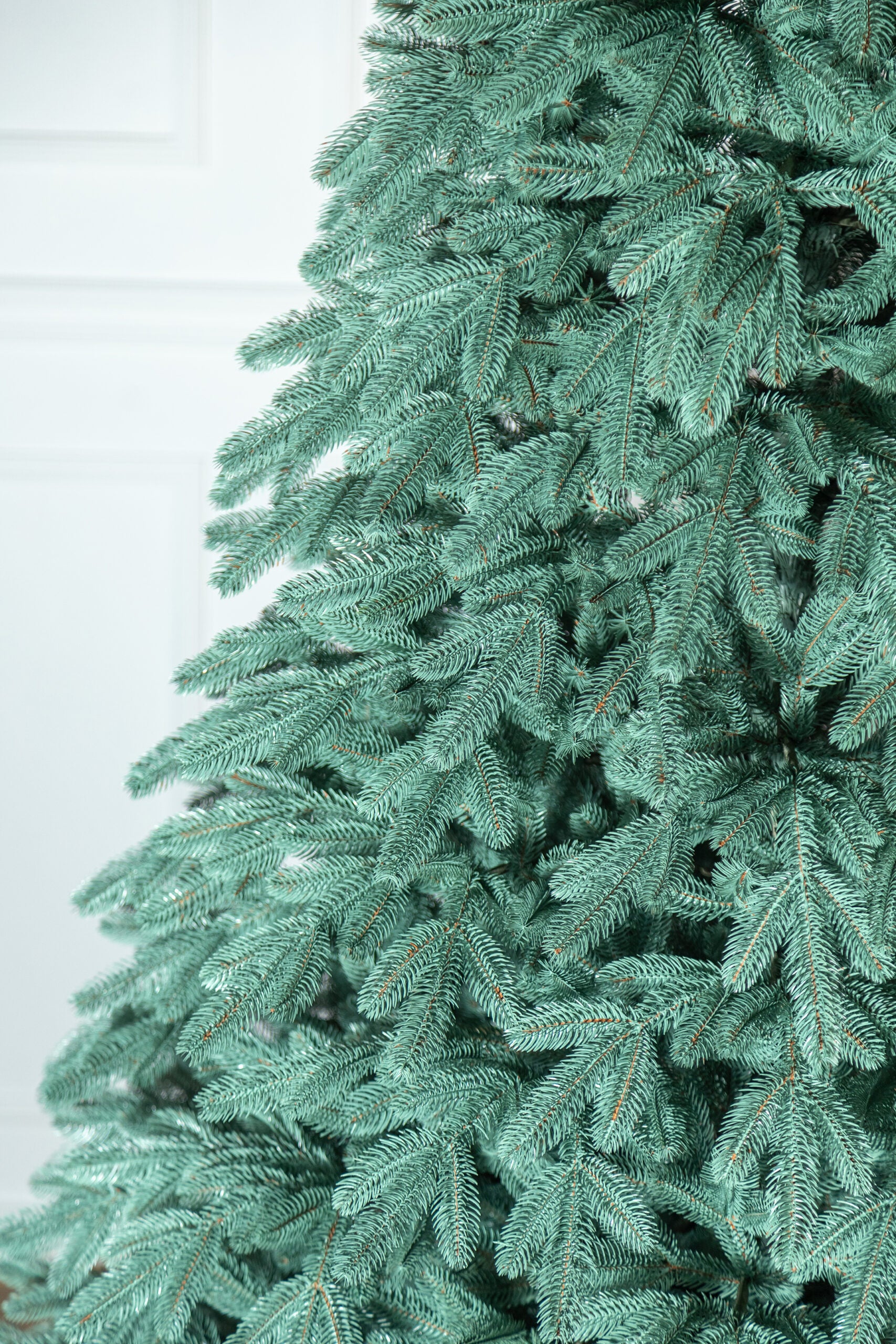 Brad artificial Christmas Deluxe by Sersimo, Laponia Select argintiu, integral 3D, 210cm