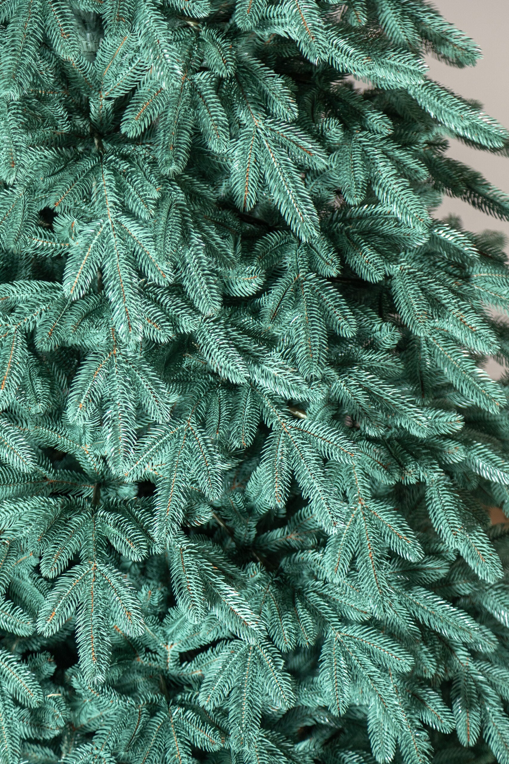Brad artificial Christmas Deluxe by Sersimo, Laponia Select argintiu, integral 3D, 210cm
