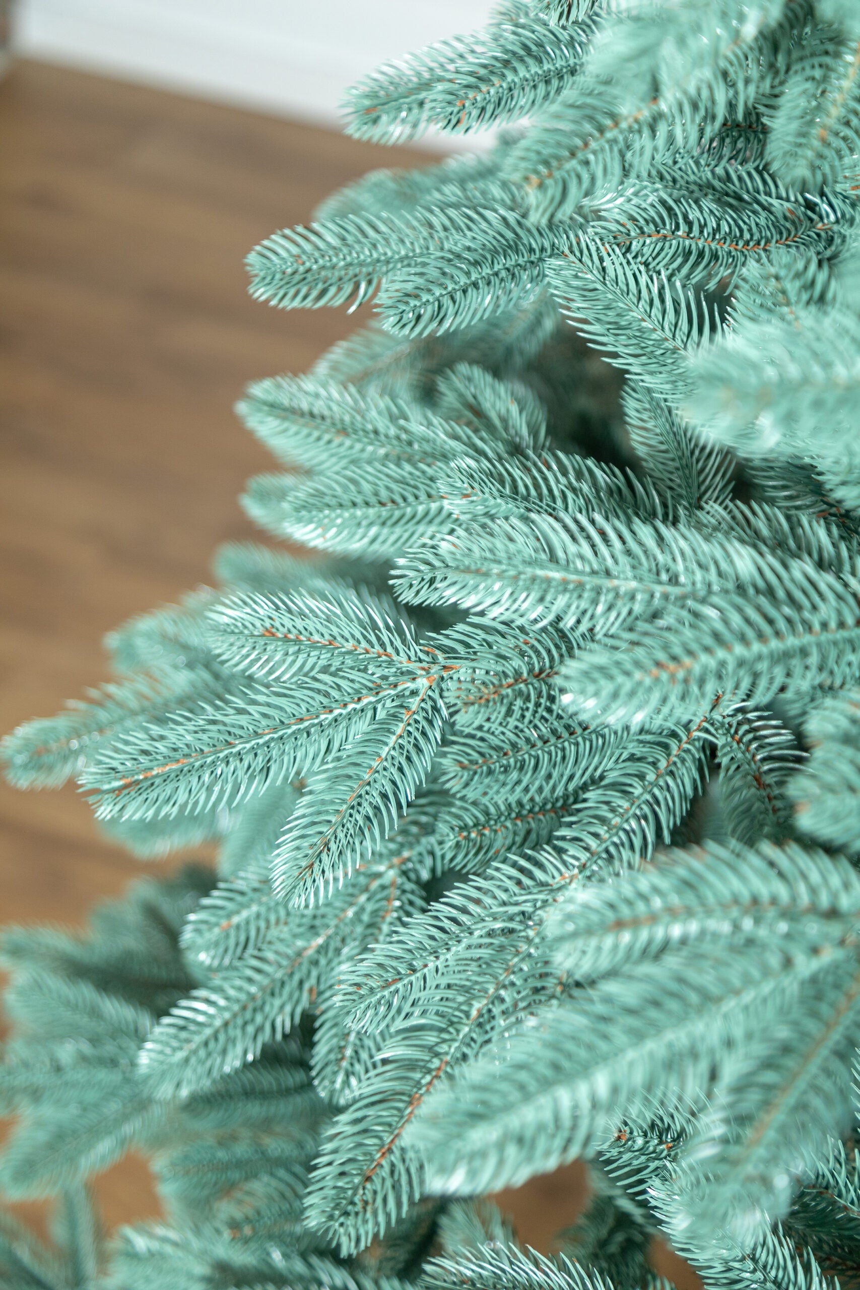 Brad artificial Christmas Deluxe by Sersimo, Laponia Select argintiu, integral 3D, 210cm