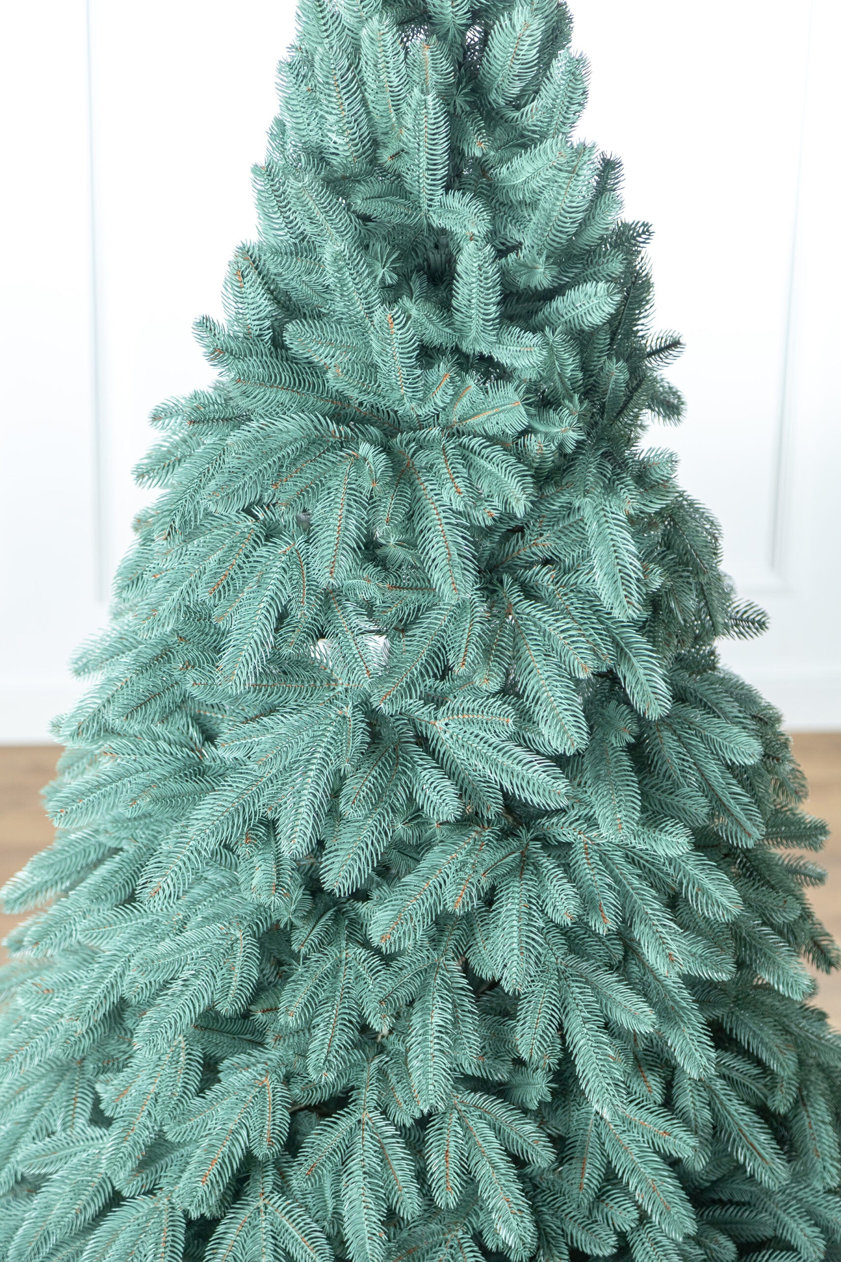 Brad artificial Christmas Deluxe by Sersimo, Laponia Select argintiu, integral 3D, 250cm