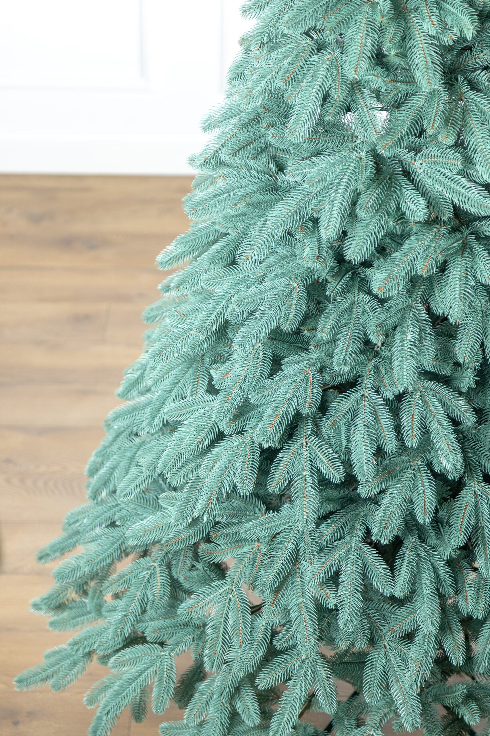 Brad artificial Christmas Deluxe by Sersimo, Laponia Select argintiu, integral 3D, 210cm