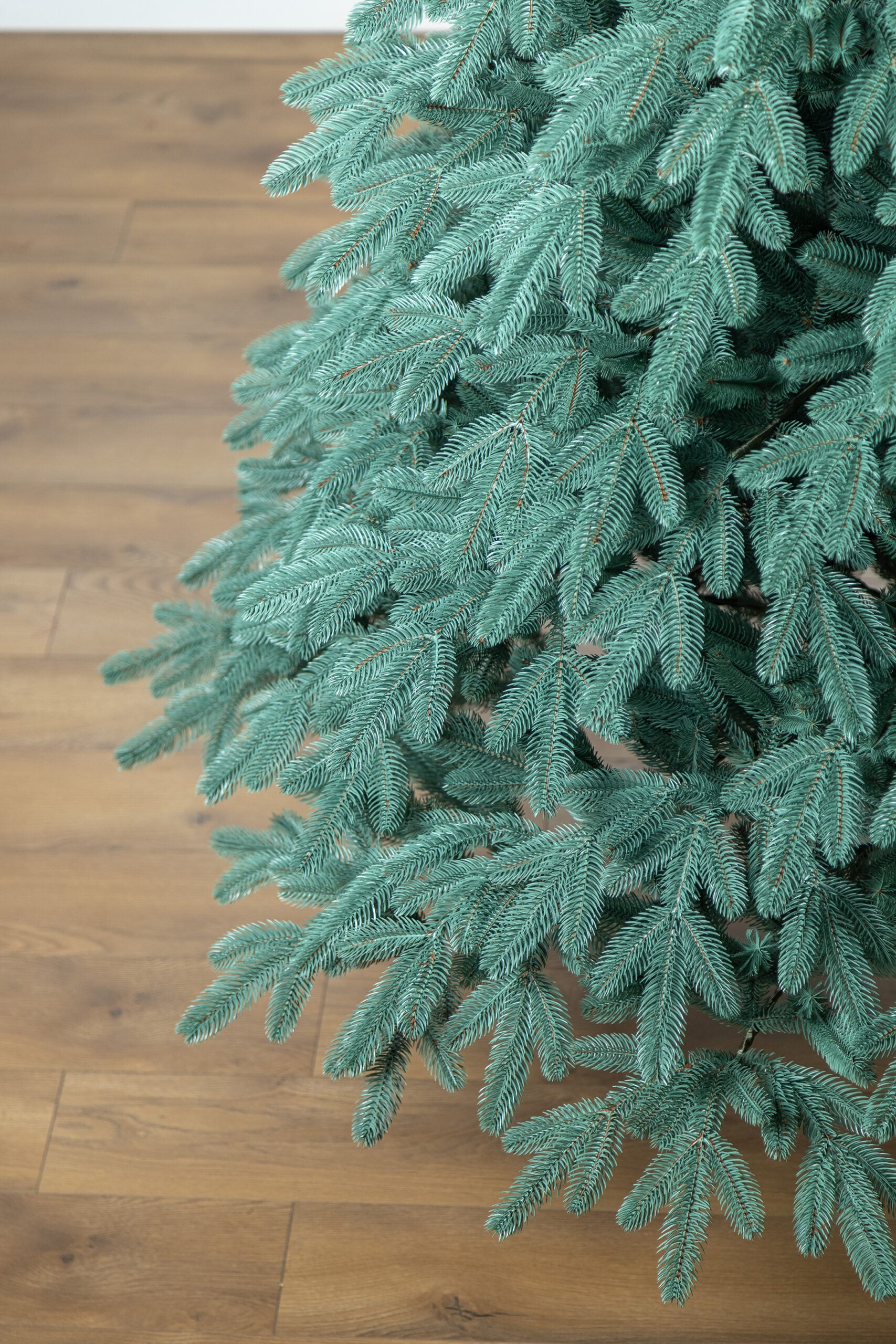 Brad artificial Christmas Deluxe by Sersimo, Laponia Select argintiu, integral 3D, 250cm