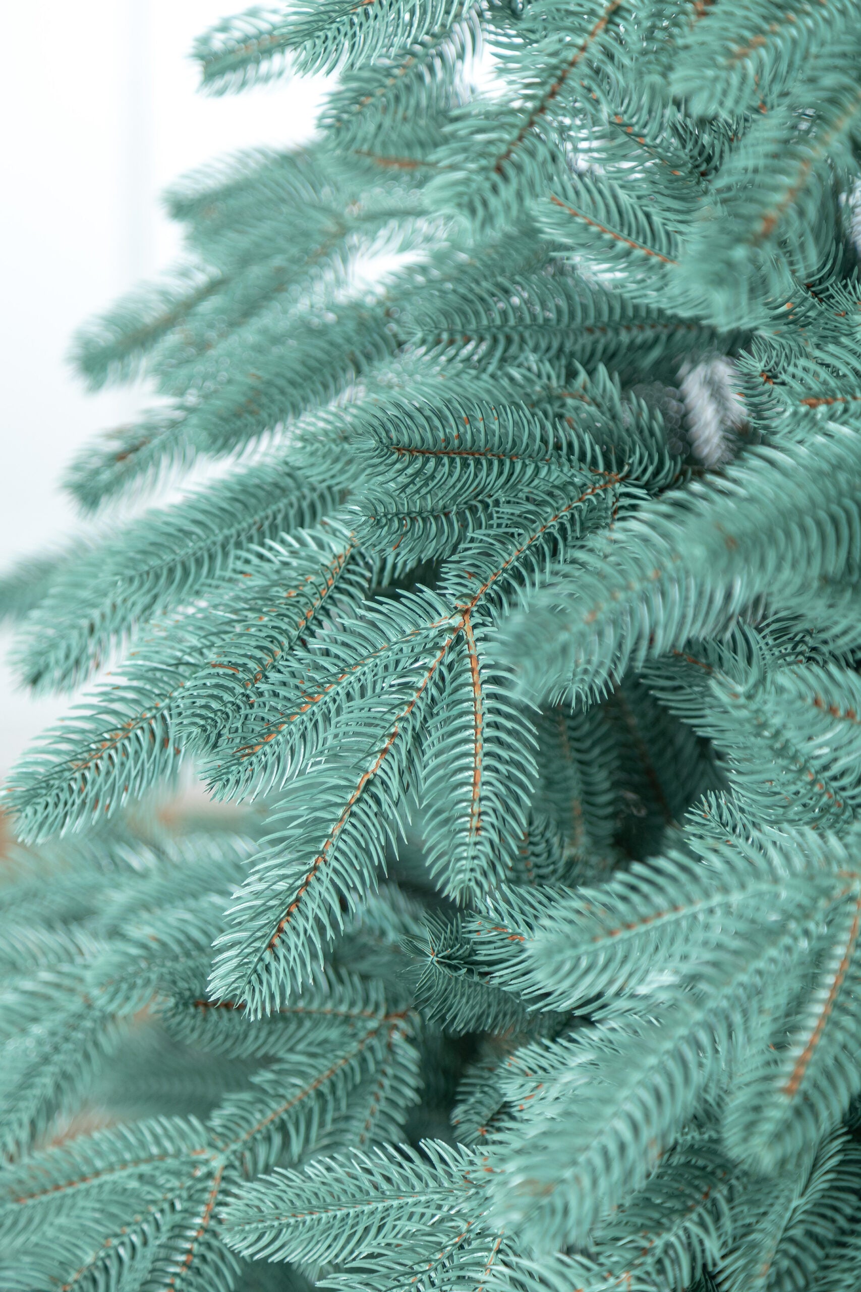 Brad artificial Christmas Deluxe by Sersimo, Laponia Select argintiu, integral 3D, 250cm