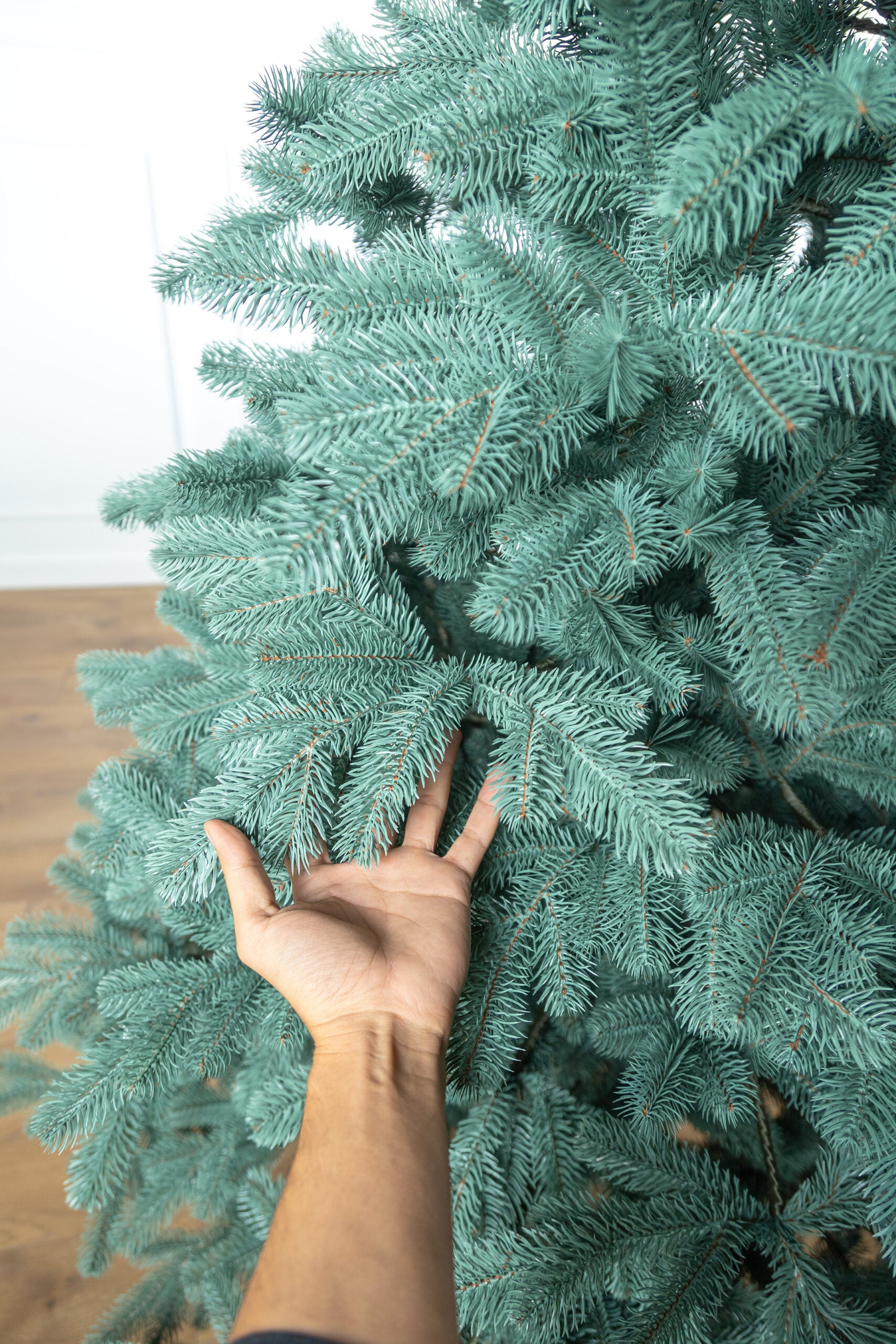 Brad artificial Christmas Deluxe by Sersimo, Kovalivka Select argintiu, integral 3D, 210 cm
