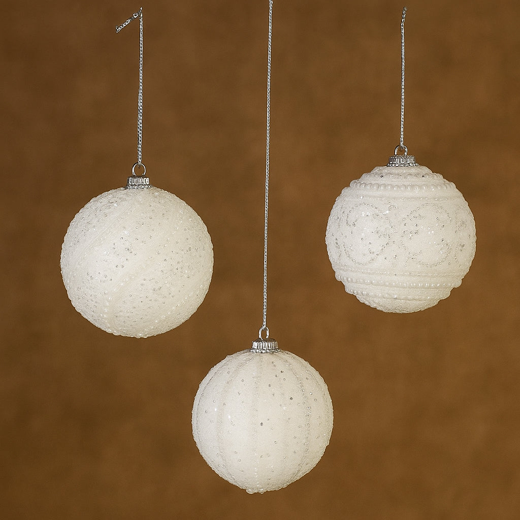Set 12 globuri decorative cu sclipici si paiete, 3 modele asortate, diametru 8 cm, alb