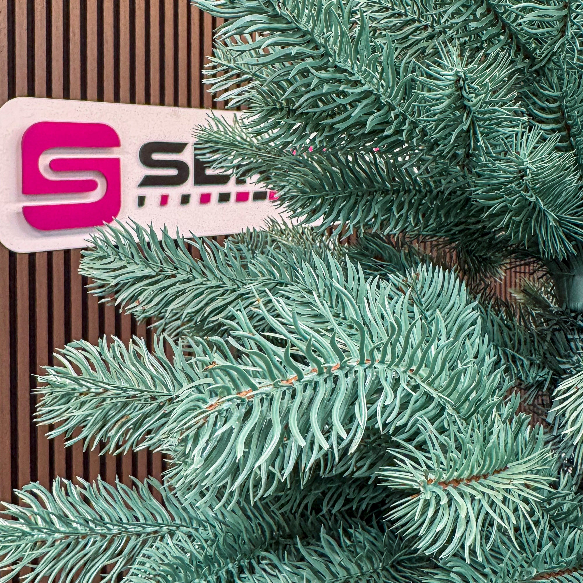 Brad artificial Christmas Deluxe by Sersimo, Kovalivka Select argintiu, integral 3D, 210 cm