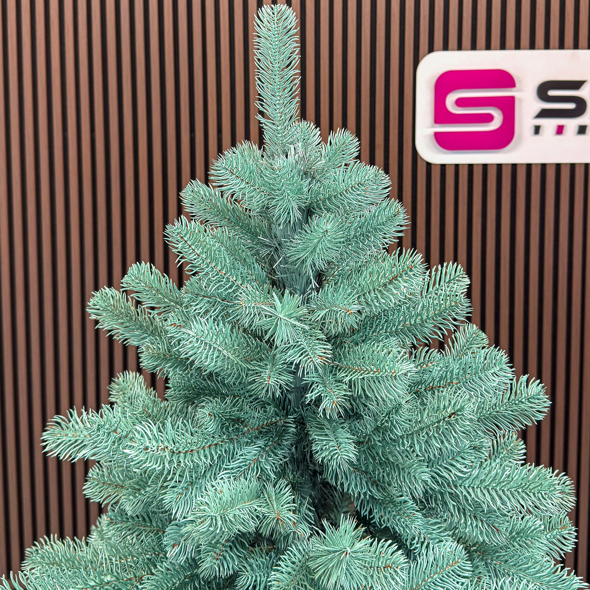 Brad artificial Christmas Deluxe by Sersimo, Kovalivka Select argintiu, integral 3D, 210 cm
